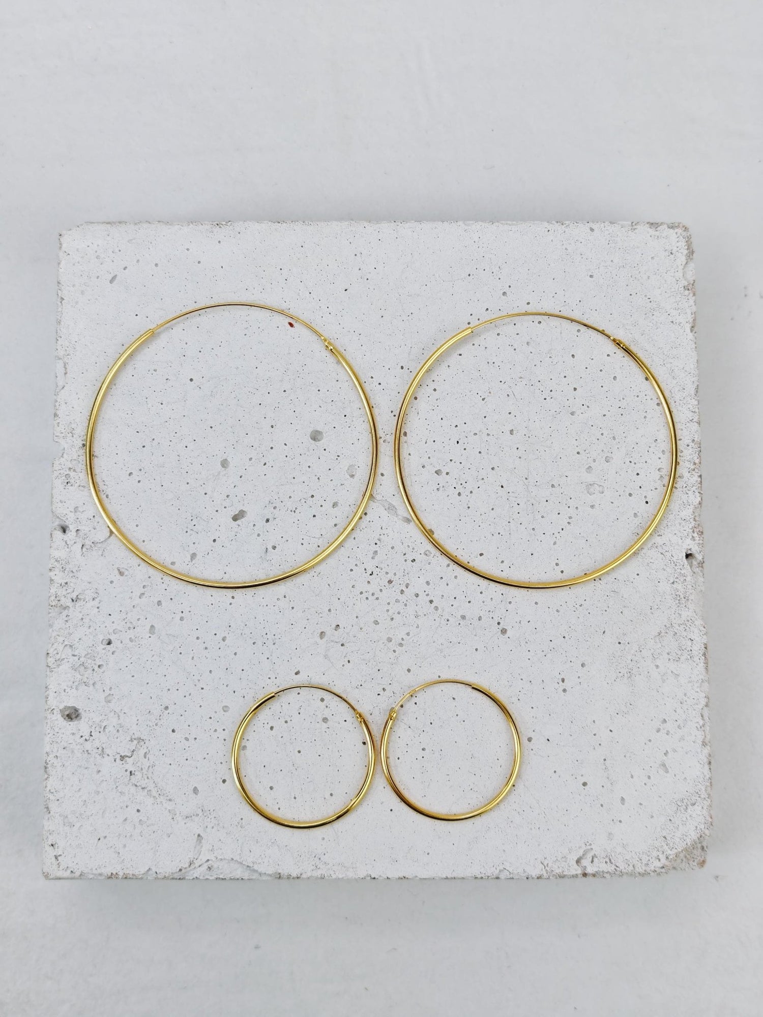 Goldene Creolen aus 925 Silber mit 14 Karat Vergoldung, vergoldete dünne Creolen Ohrringe 25mm oder 50 mm - CocosyBerlin