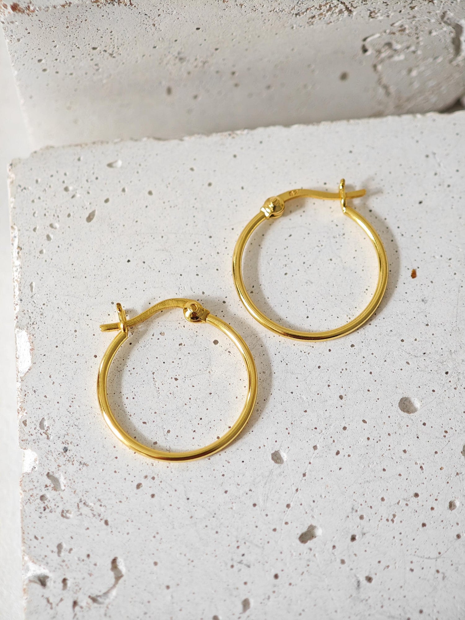 Creolen aus 925 Silber mit 14 Karat Vergoldung 20 mm, Minimalistische Creolen, Gold plated Hoops 1,2 x 20 mm