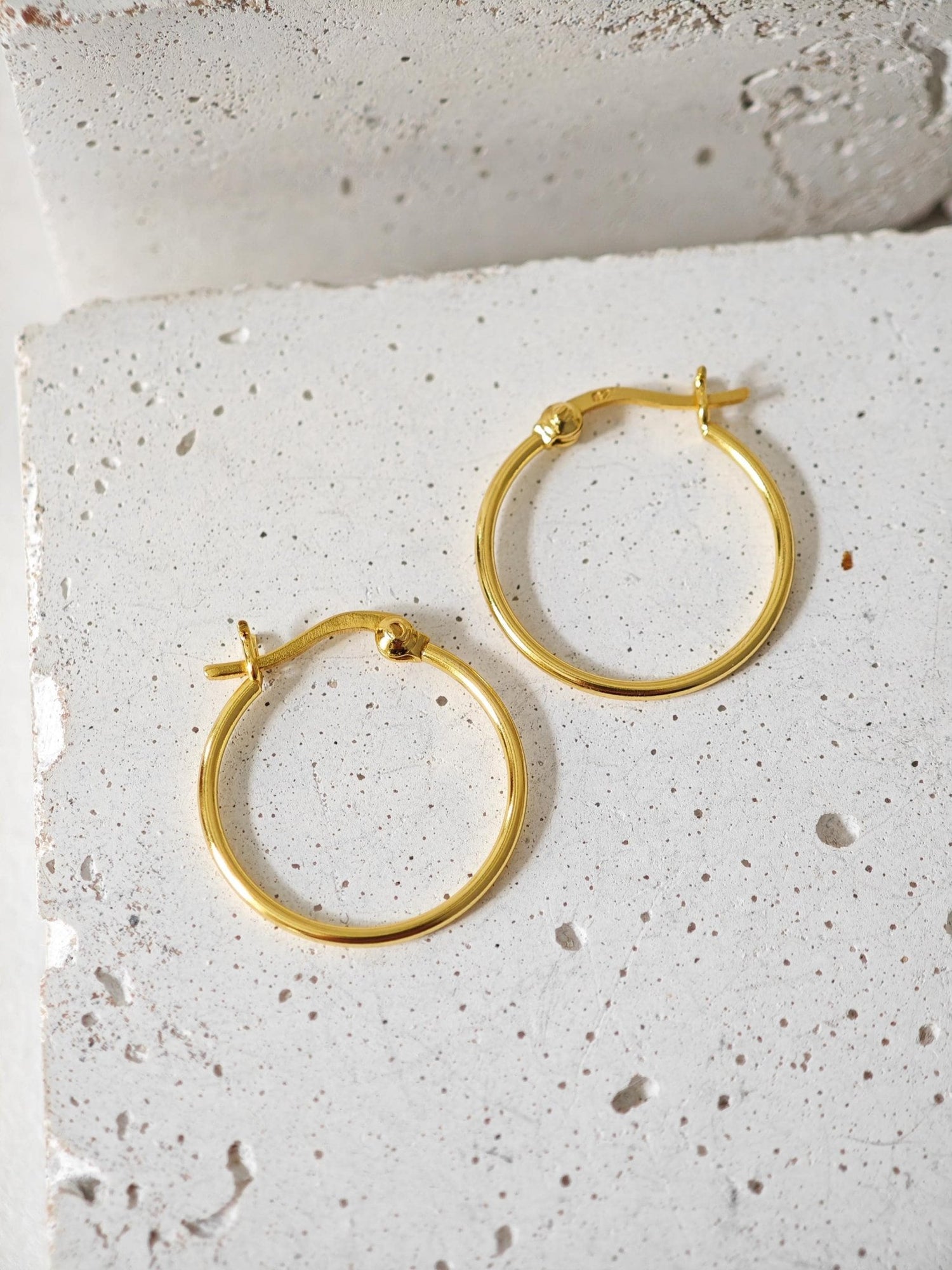 Creolen aus 925 Silber mit 14 Karat Vergoldung 20 mm, Minimalistische Creolen, Gold plated Hoops 1,2 x 20 mm - CocosyBerlin