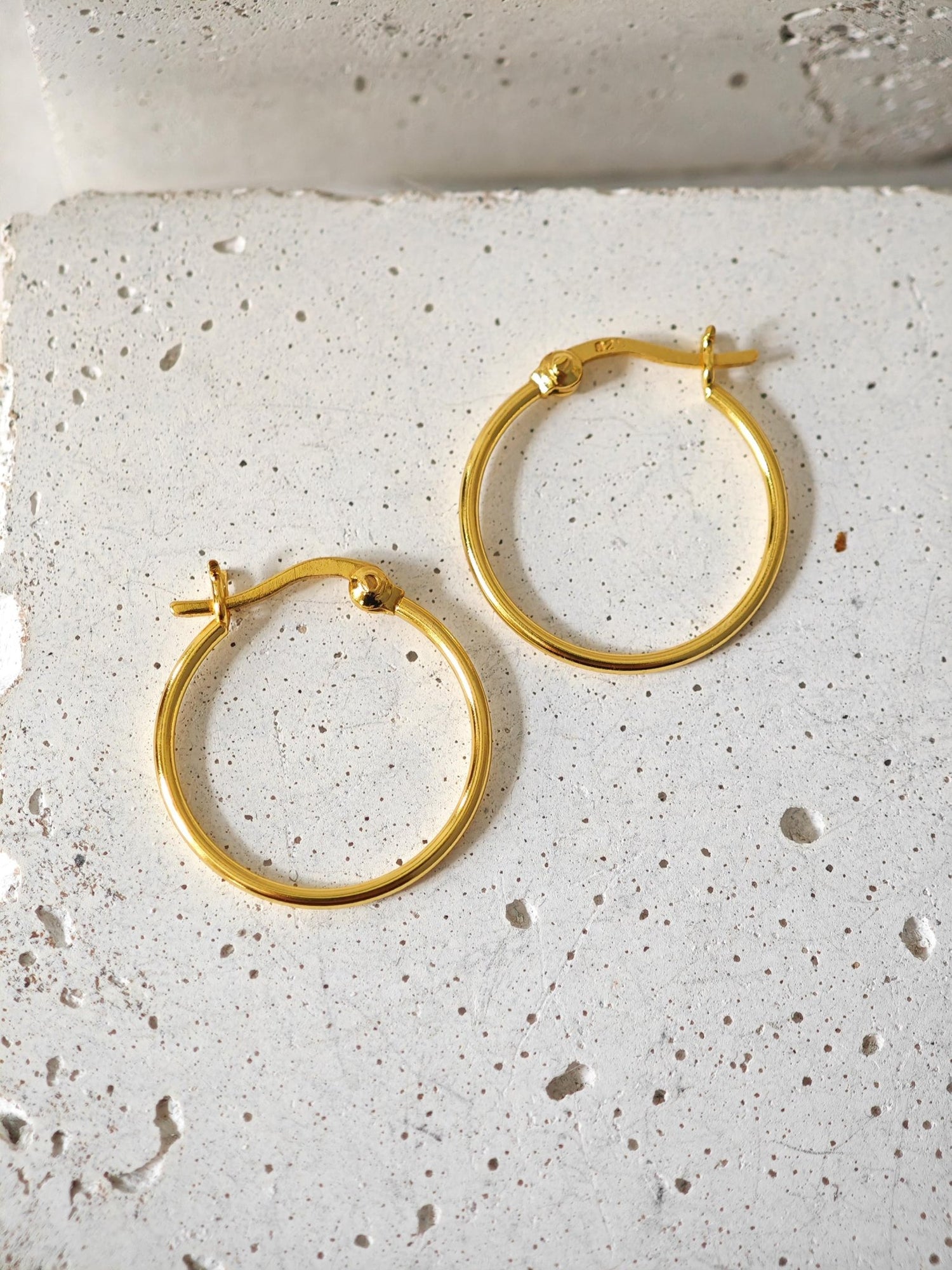 Creolen aus 925 Silber mit 14 Karat Vergoldung 20 mm, Minimalistische Creolen, Gold plated Hoops 1,2 x 20 mm - CocosyBerlin