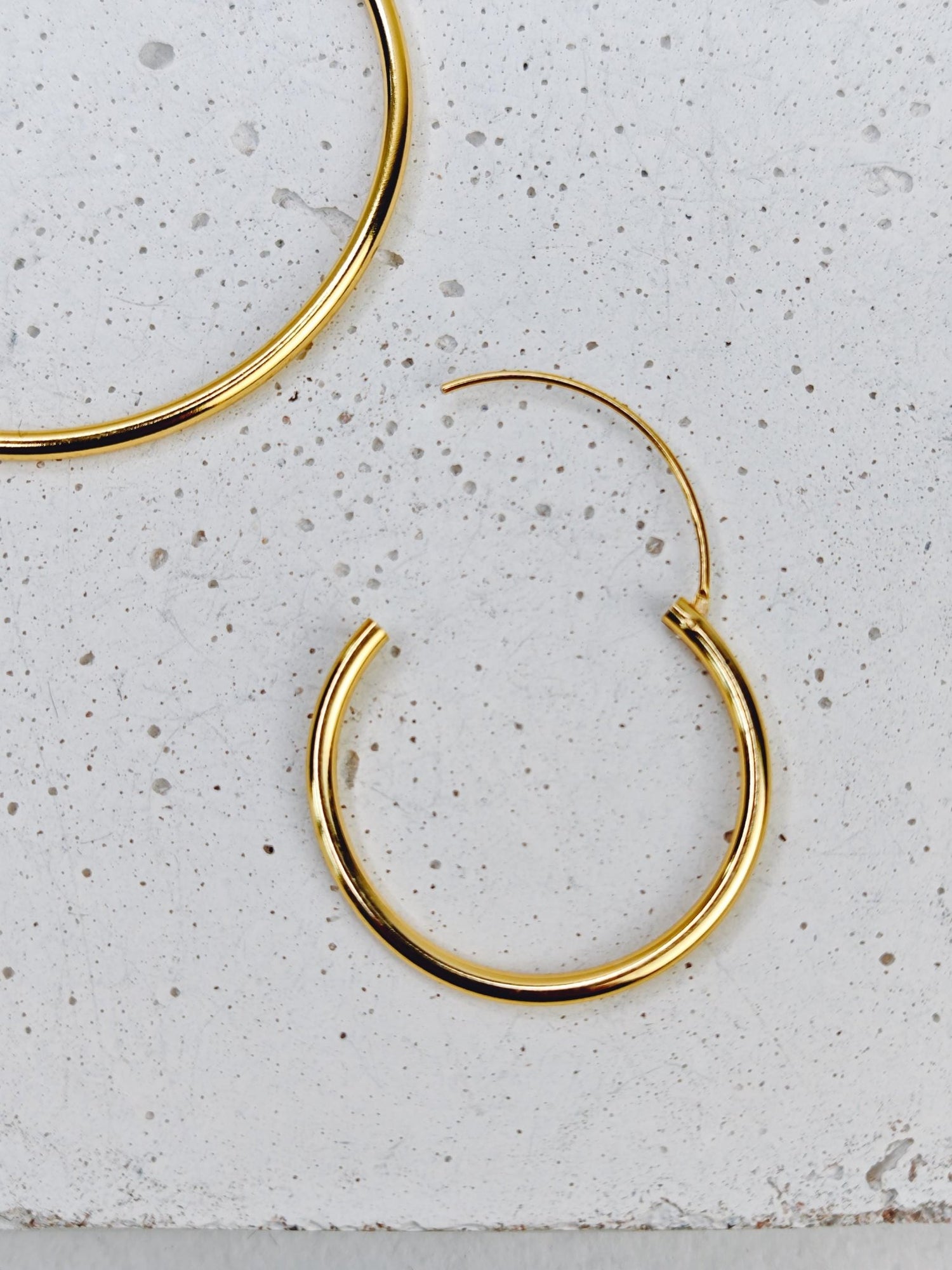 Creolen aus 925 Silber mit 14 Karat Vergoldung, vergoldete Creolen Ohrringe 2 mm dick mit Duchmesser 20mm, 30mm oder 50 mm - CocosyBerlin