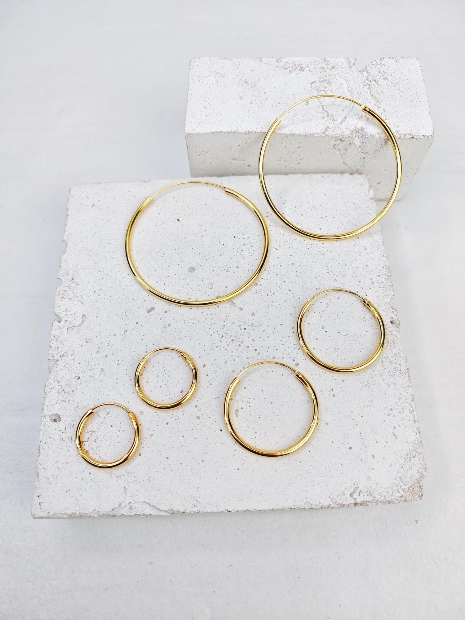 Creolen aus 925 Silber mit 14 Karat Vergoldung, vergoldete Creolen Ohrringe 2 mm dick mit Duchmesser 20mm, 30mm oder 50 mm - CocosyBerlin