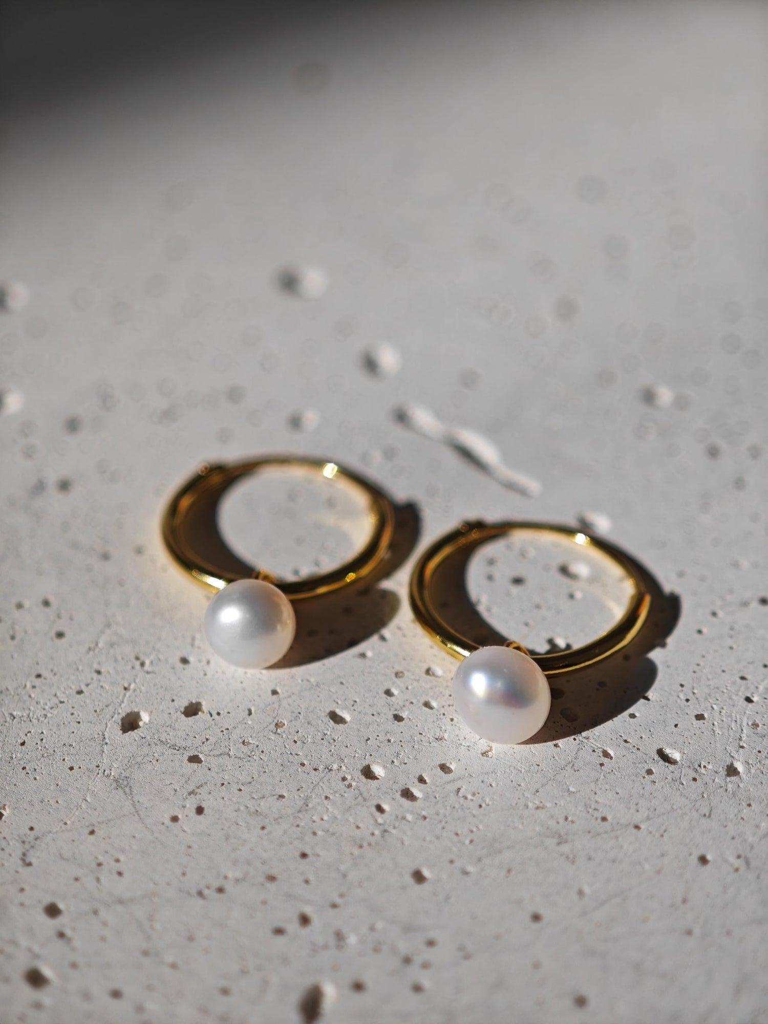 Mini Creolen aus 925 Silber mit 14 Karat Vergoldung und kleinen Süßwasserperlen Charms, kleine Süßwasserperlen Ohrringe vergoldet - CocosyBerlin