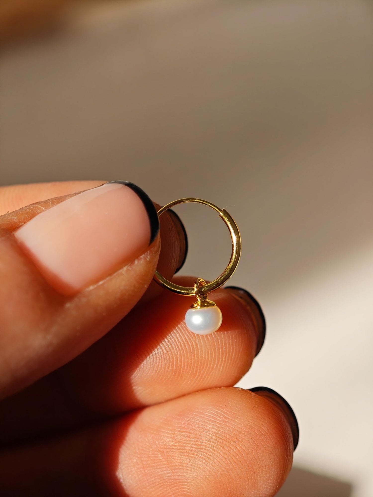 Mini Creolen aus 925 Silber mit 14 Karat Vergoldung und kleinen Süßwasserperlen Charms, kleine Süßwasserperlen Ohrringe vergoldet - CocosyBerlin