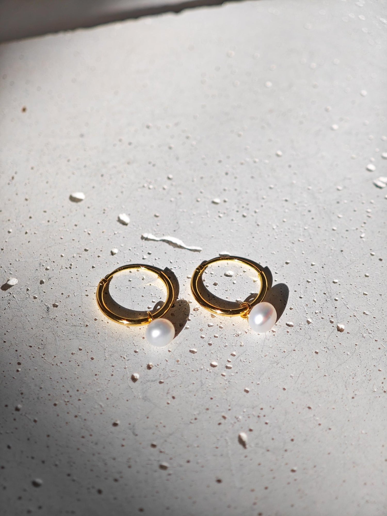Mini Creolen aus 925 Silber mit 14 Karat Vergoldung und kleinen Süßwasserperlen Charms, kleine Süßwasserperlen Ohrringe vergoldet - CocosyBerlin