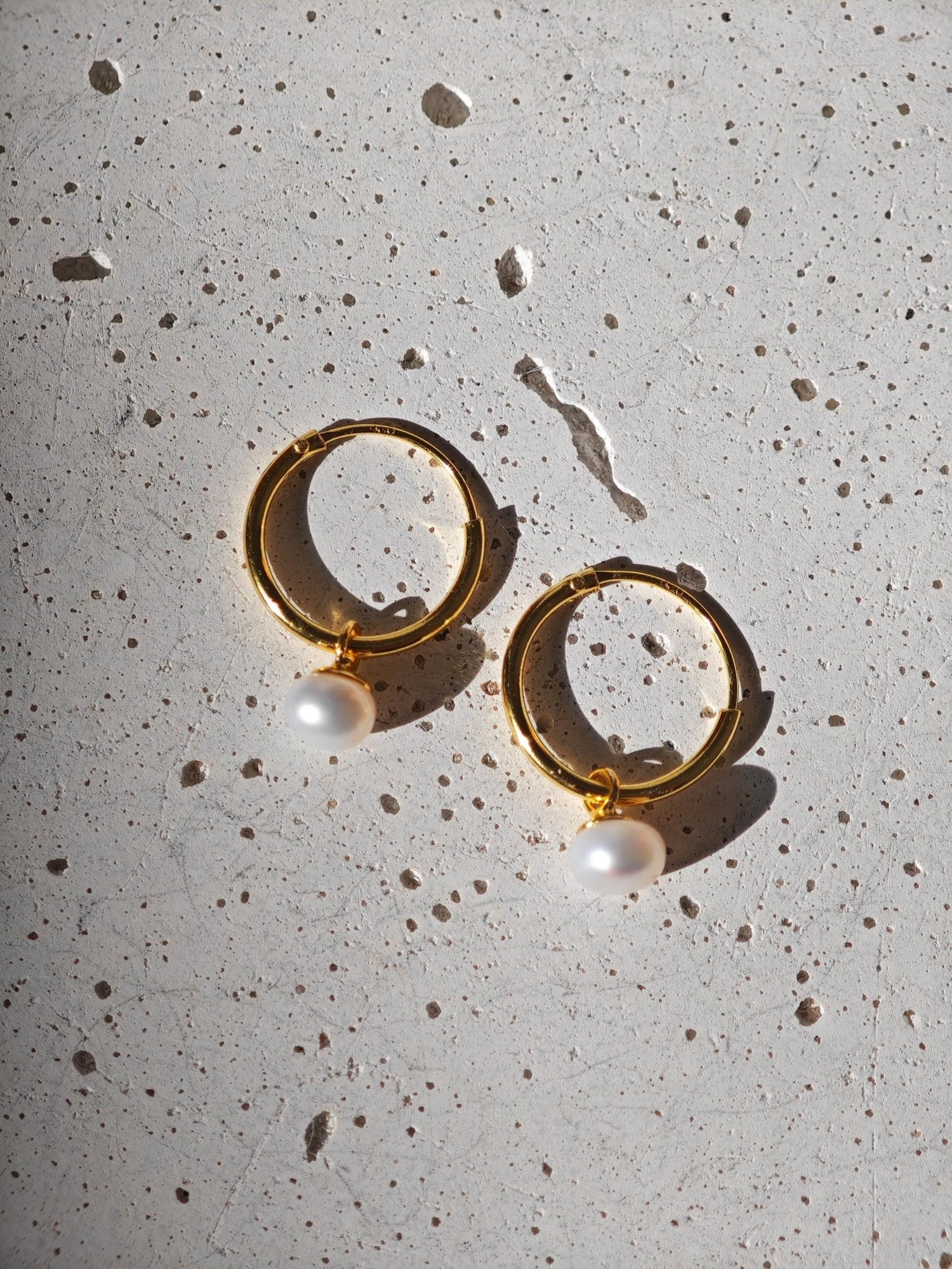 Mini Creolen aus 925 Silber mit 14 Karat Vergoldung und kleinen Süßwasserperlen Charms, kleine Süßwasserperlen Ohrringe vergoldet - CocosyBerlin