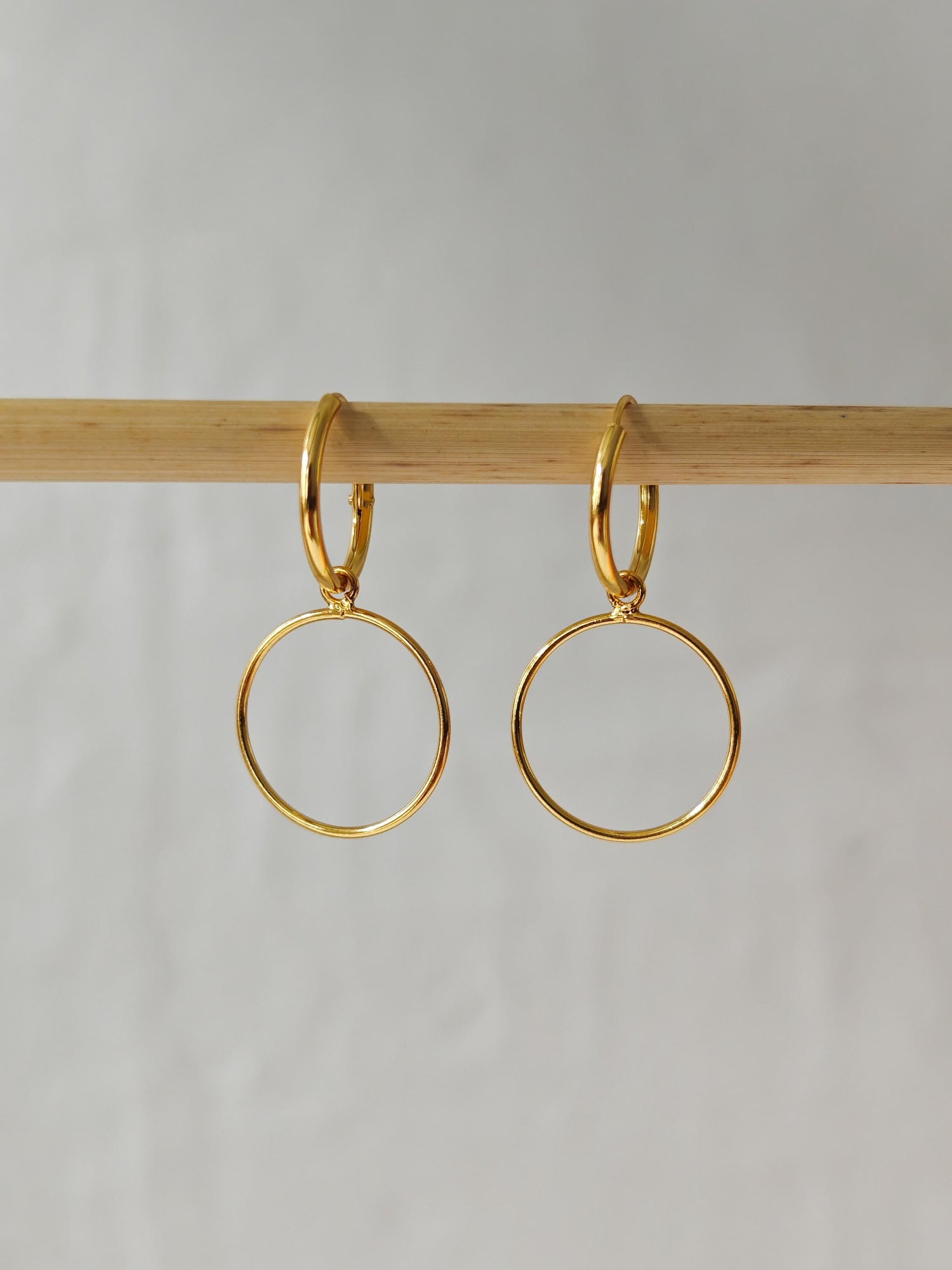 Mini Creolen aus 925 Silber mit 14 Karat Vergoldung und kleinen Kreis Charms