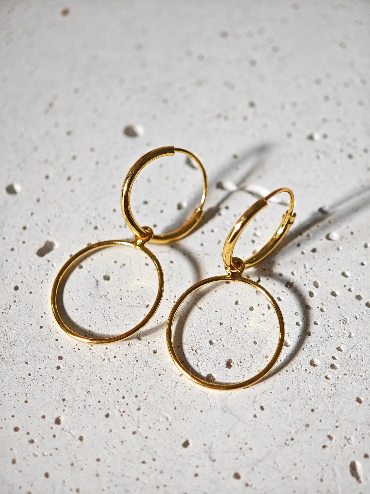 Mini Creolen aus 925 Silber mit 14 Karat Vergoldung und kleinen Kreis Charms - CocosyBerlin