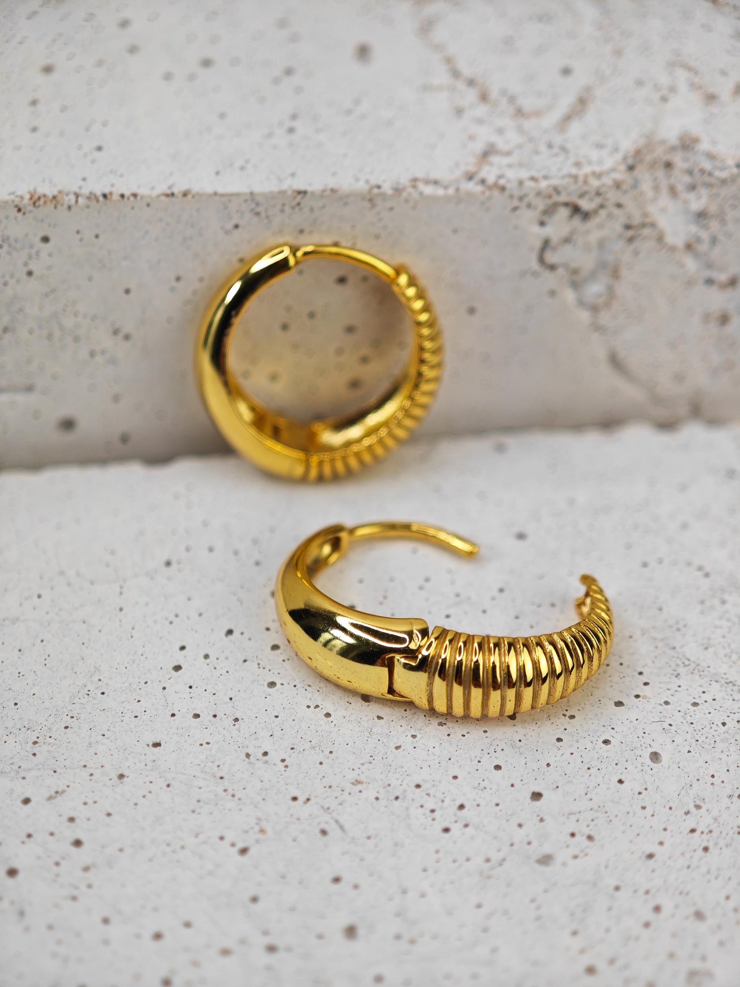 Huggie Ohrringe aus 925 Silber mit 14 Karat Vergoldung, vergoldete Sterling Silber Creolen 16 mm, Minimalistische Creolen, Gold plated Hoops