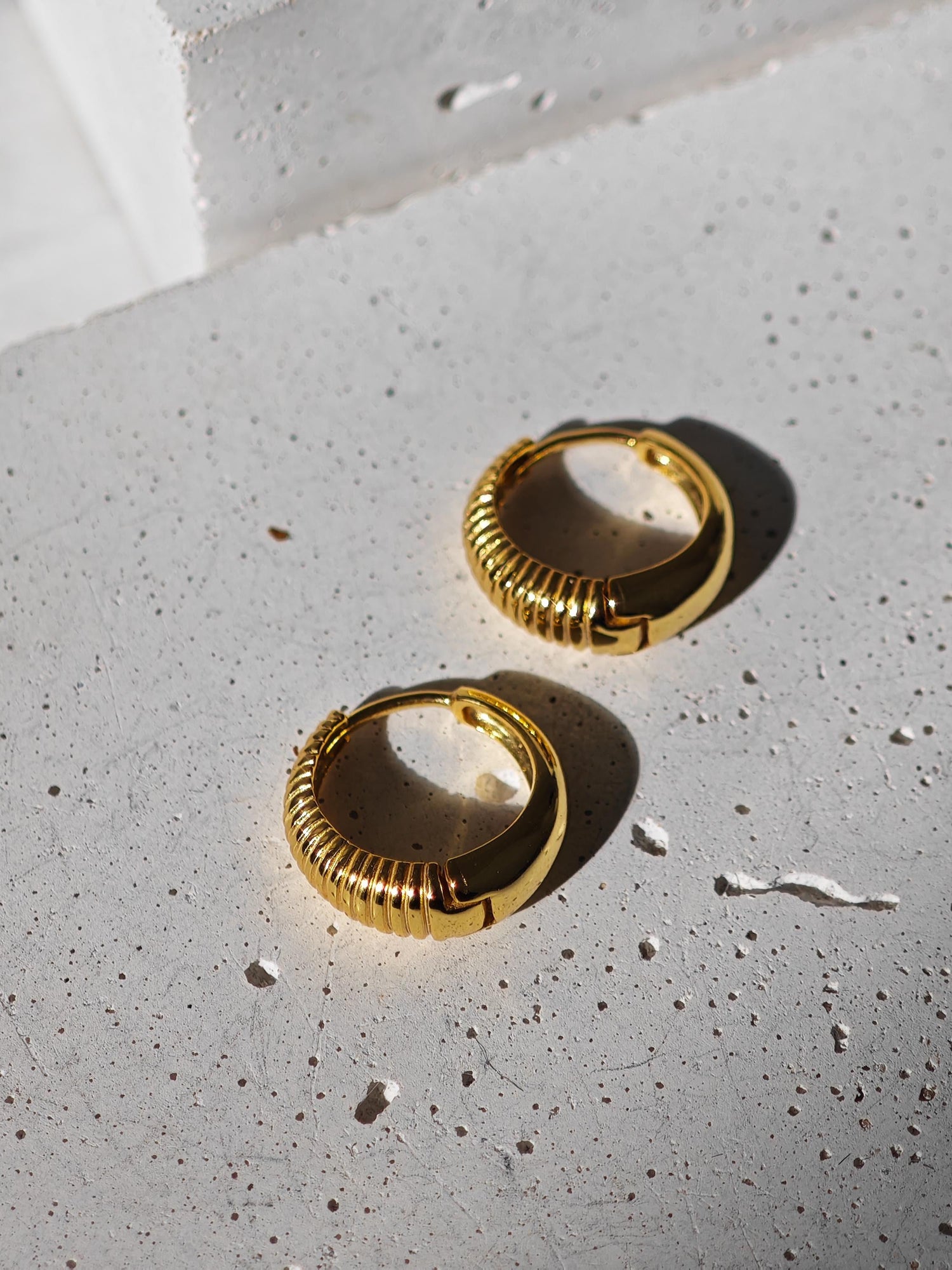 Huggie Ohrringe aus 925 Silber mit 14 Karat Vergoldung, vergoldete Sterling Silber Creolen 16 mm, Minimalistische Creolen, Gold plated Hoops