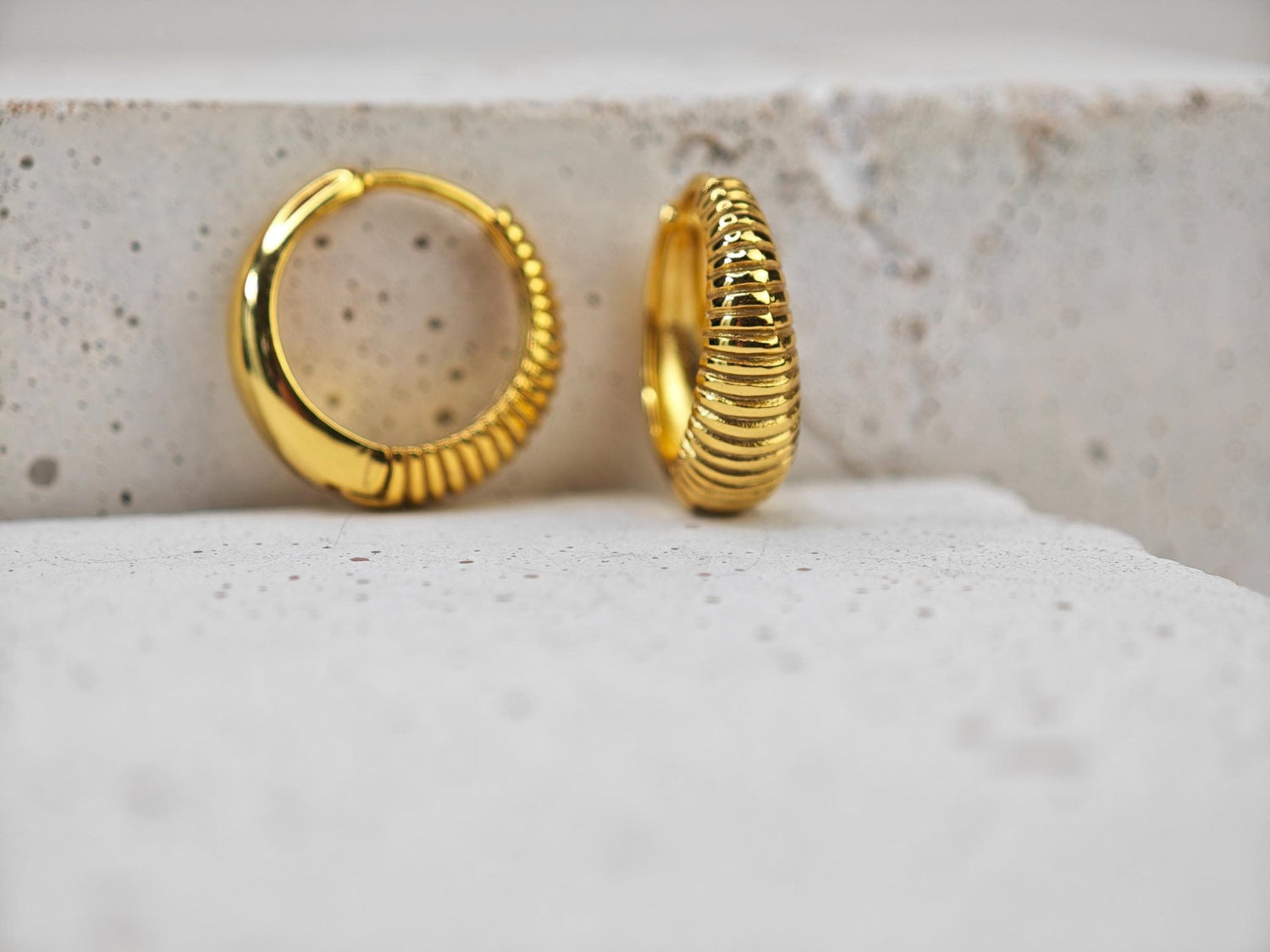 Huggie Ohrringe aus 925 Silber mit 14 Karat Vergoldung, vergoldete Sterling Silber Creolen 16 mm, Minimalistische Creolen, Gold plated Hoops - CocosyBerlin