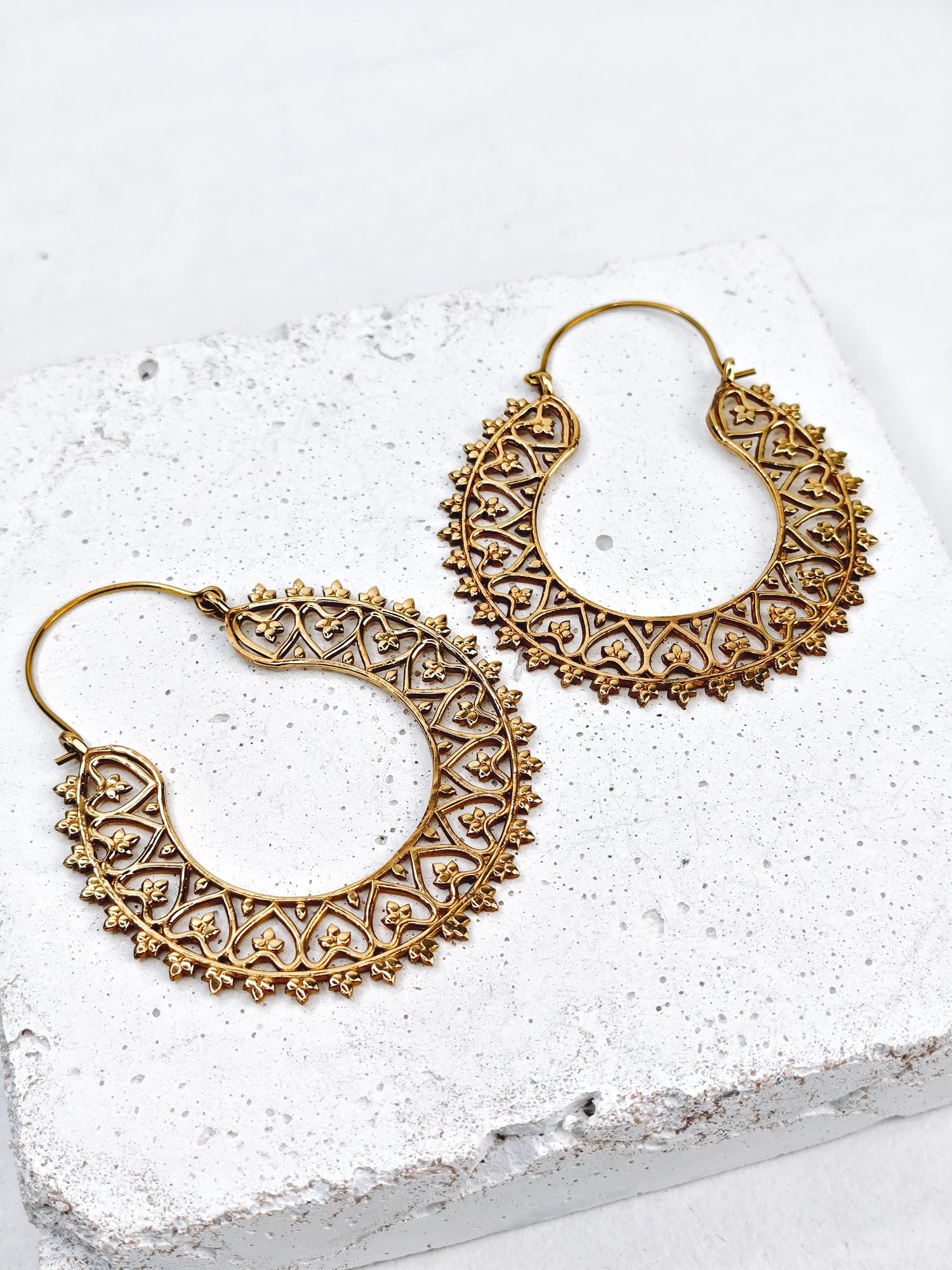Grandes boucles d'oreilles créoles en laiton doré mandala, boucles d'oreilles indiennes en laiton, boucles d'oreilles bohème hippie avec motif cœur