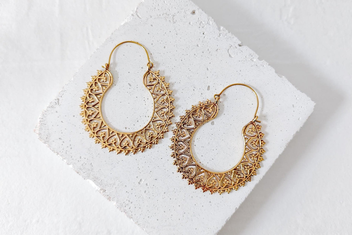 Große goldene Mandala Messing Creolen, Indische Messing Ohrringe, Boho - Hippie Ohrringe mit Herz - Design - CocosyBerlin