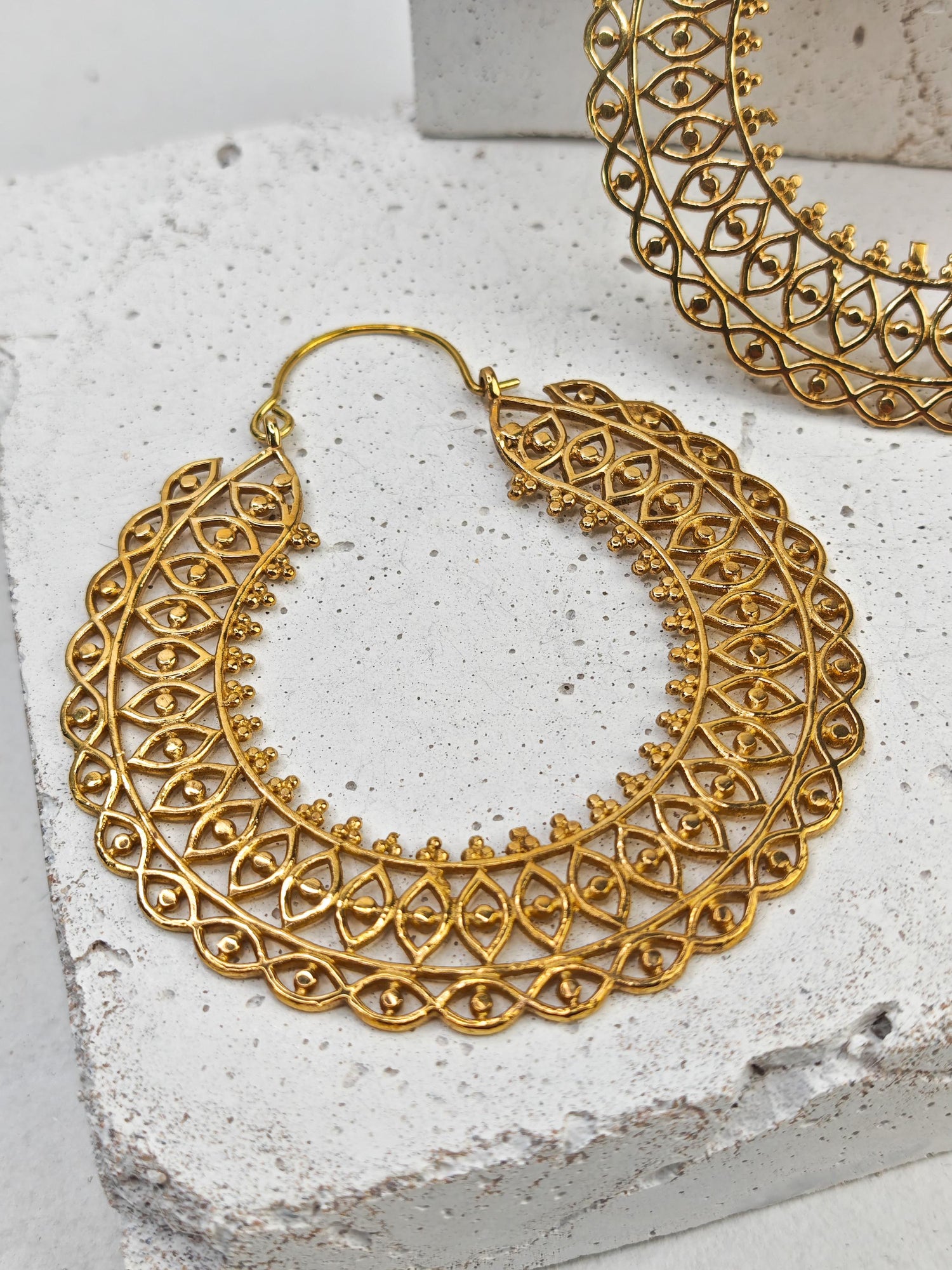 Grandes boucles d'oreilles créoles mandala dorées en laiton « œil », boucles d'oreilles indiennes en laiton, boucles d'oreilles bohème hippie avec motif œil