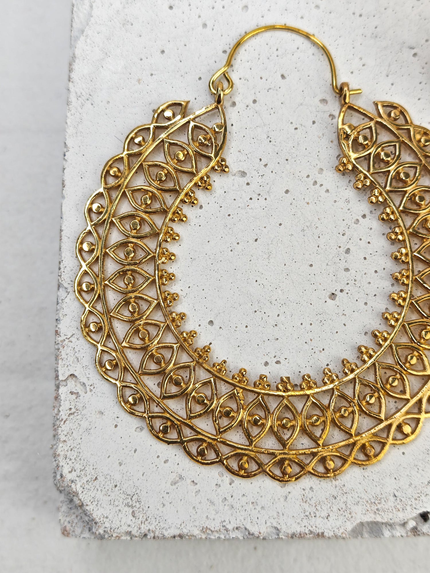 Grandes boucles d'oreilles créoles mandala dorées en laiton « œil », boucles d'oreilles indiennes en laiton, boucles d'oreilles bohème hippie avec motif œil