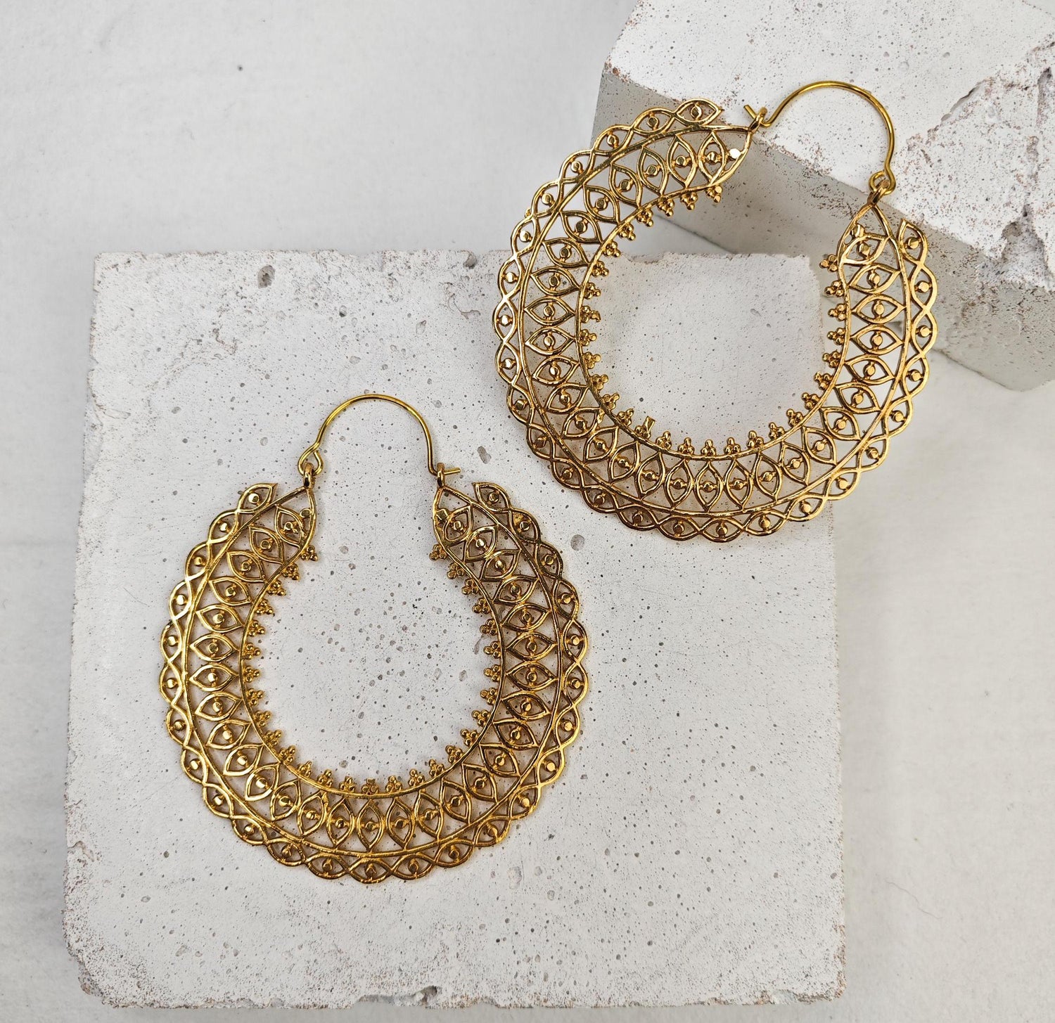 Grandes boucles d'oreilles créoles mandala dorées en laiton « œil », boucles d'oreilles indiennes en laiton, boucles d'oreilles bohème hippie avec motif œil