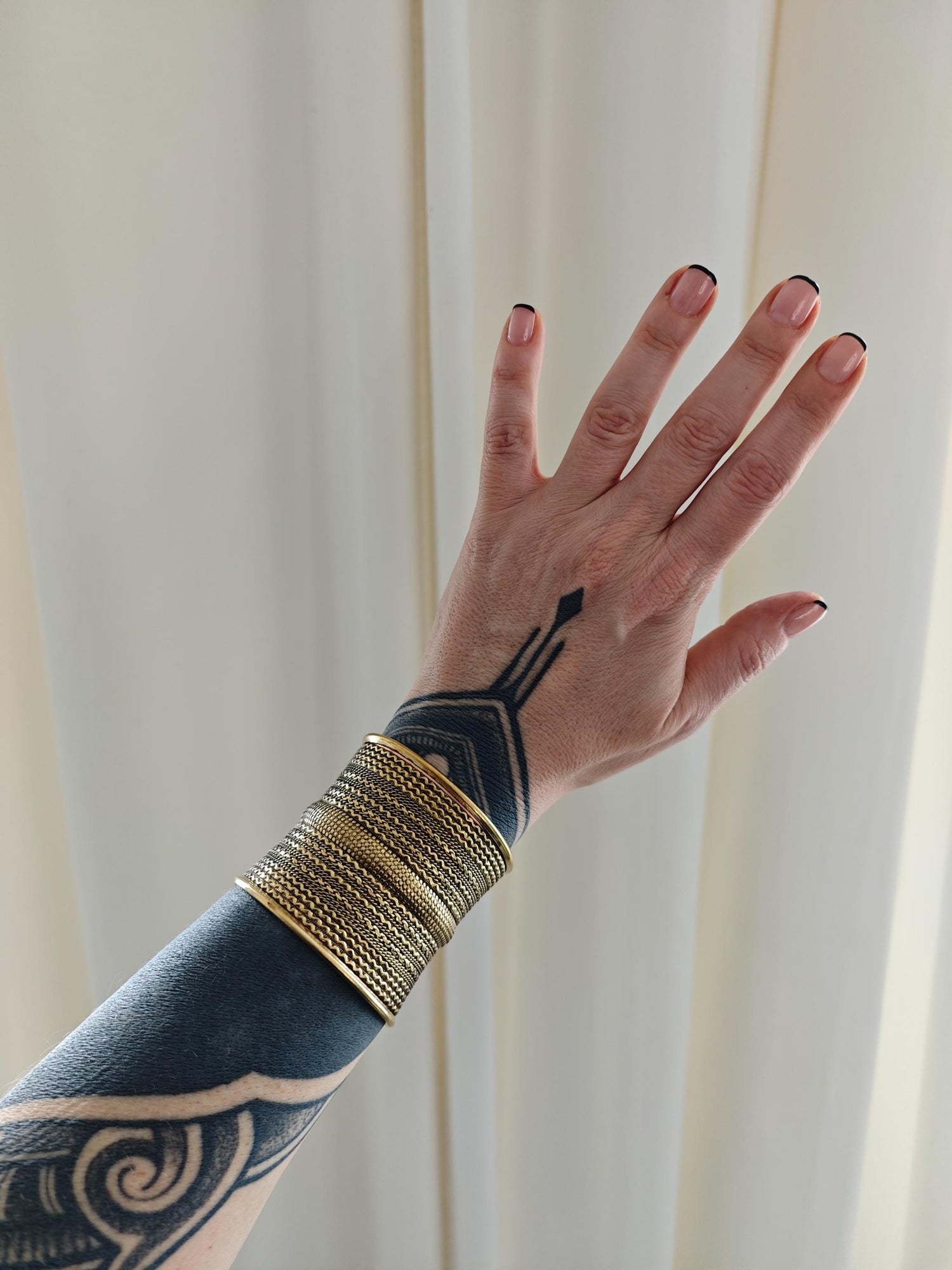 Breiter Chunky Messing Armreif, Verstellbarer Statement Armreif, Manschettenarmband aus goldenem Messing