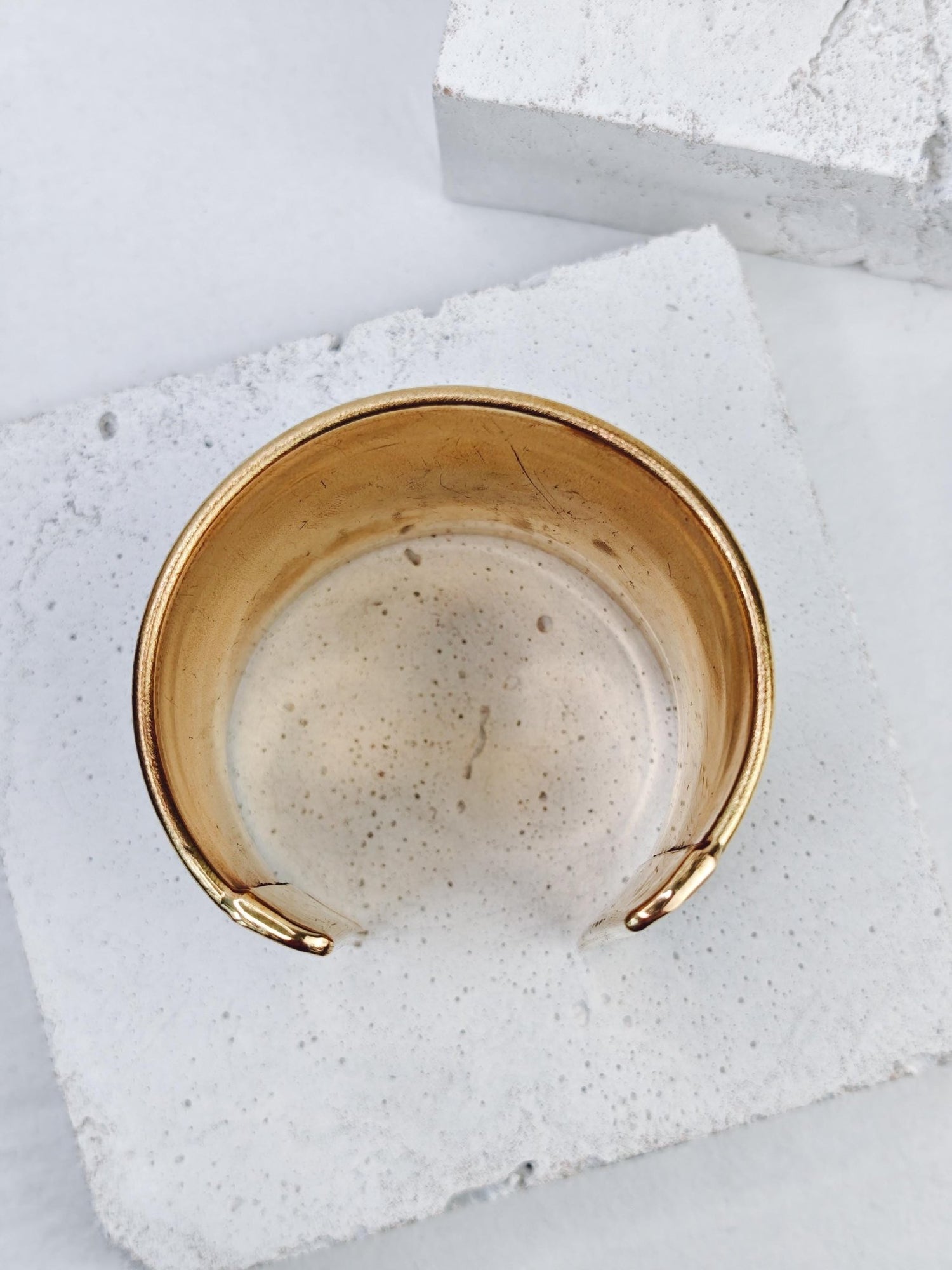 Breiter Chunky Messing Armreif, Verstellbarer Statement Armreif, Manschettenarmband aus goldenem Messing - CocosyBerlin