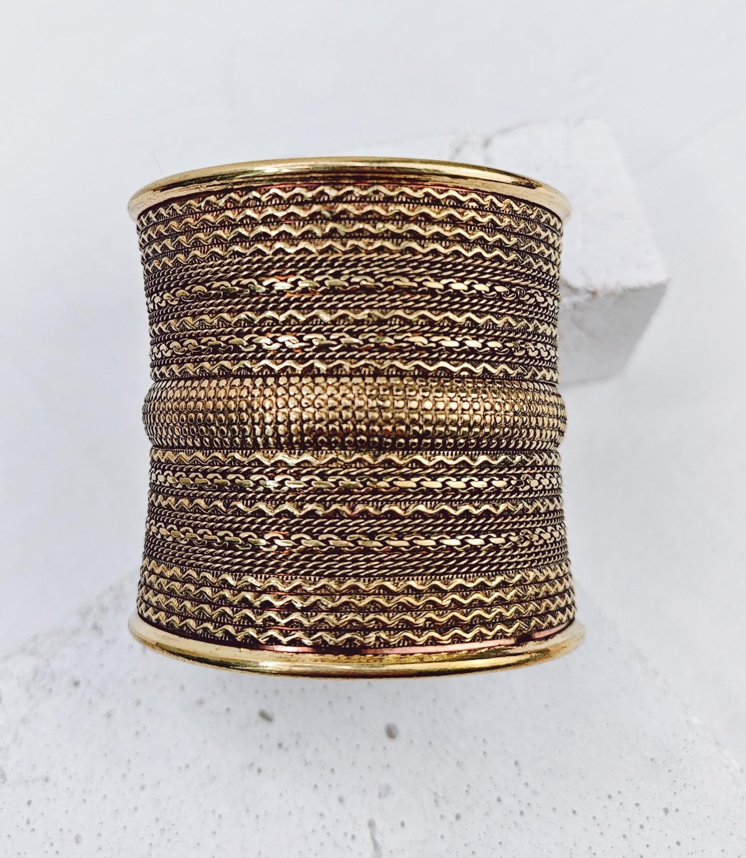 Breiter Chunky Messing Armreif, Verstellbarer Statement Armreif, Manschettenarmband aus goldenem Messing - CocosyBerlin