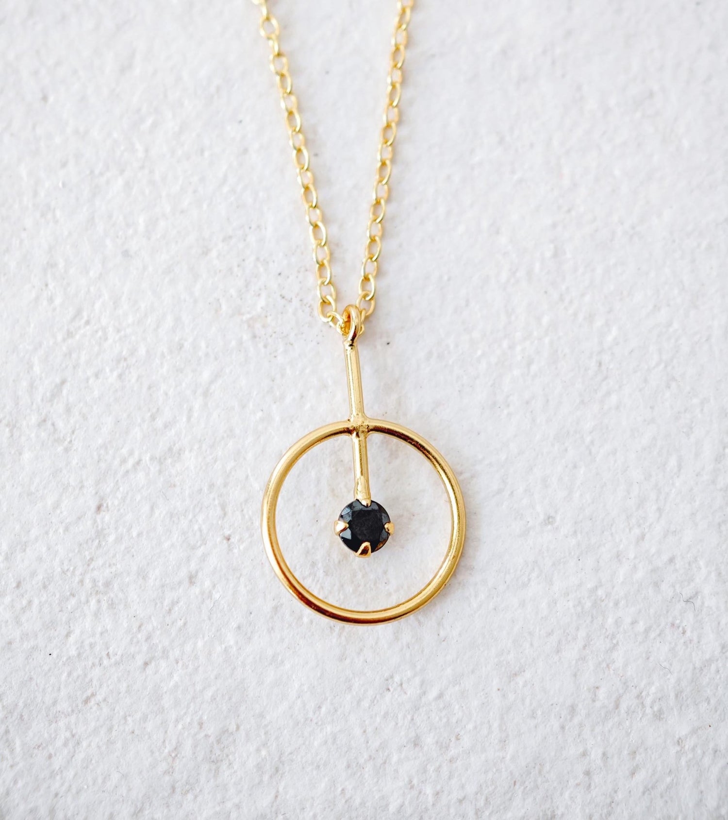 Vergoldete 925 Silber Kette mit Kreis Kettenanhänger, Halskette Anhänger 14K Gold vergoldet, Kreis Kettenanhänger mit schwarzem Onyx Stein - CocosyBerlin