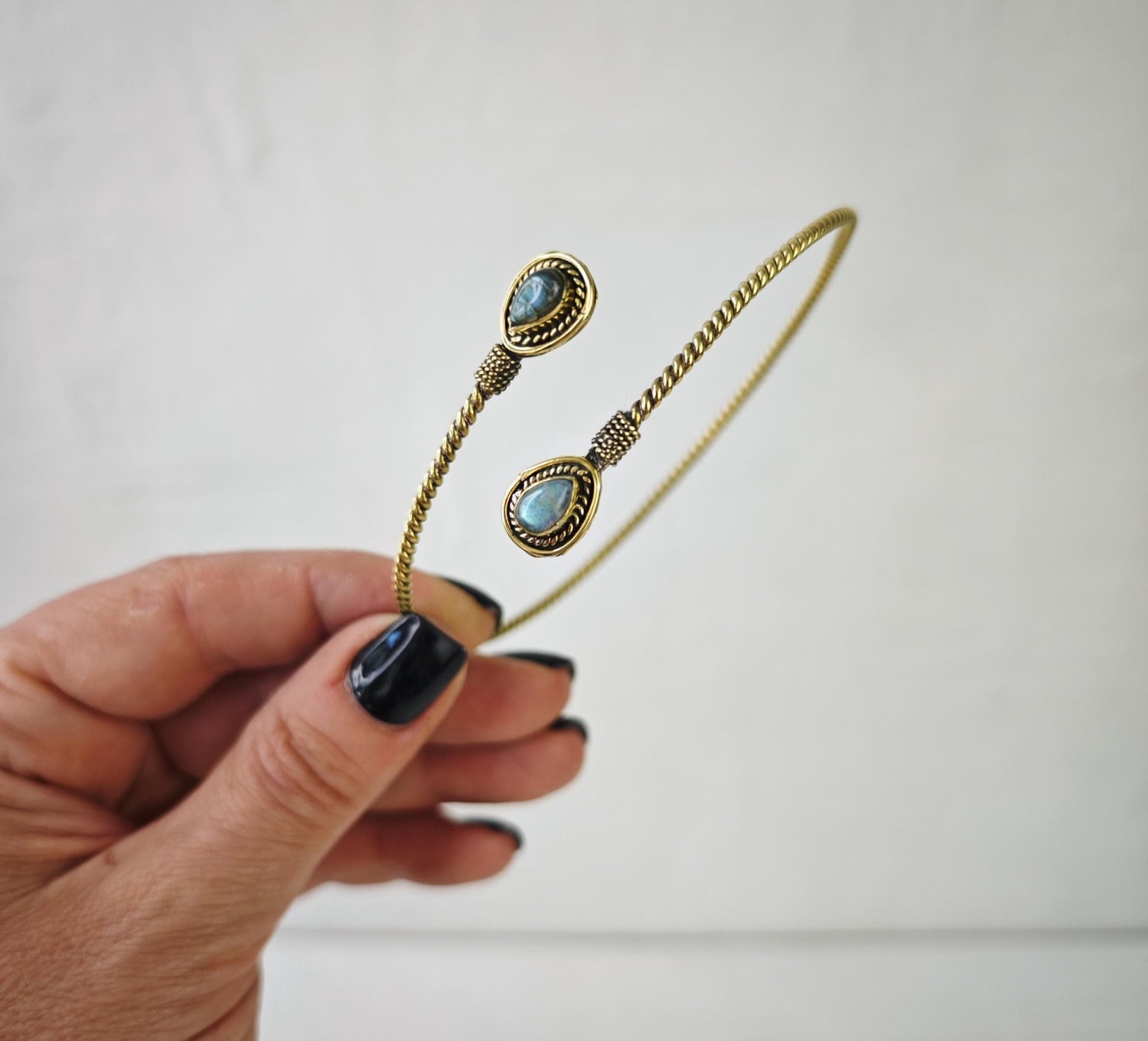 Goldener verstellbarer Oberarmreif, Twisted, Tropfen Labradorit, Oberarm Armreif aus Messing, Boho Hippie Oberarm Armband - CocosyBerlin