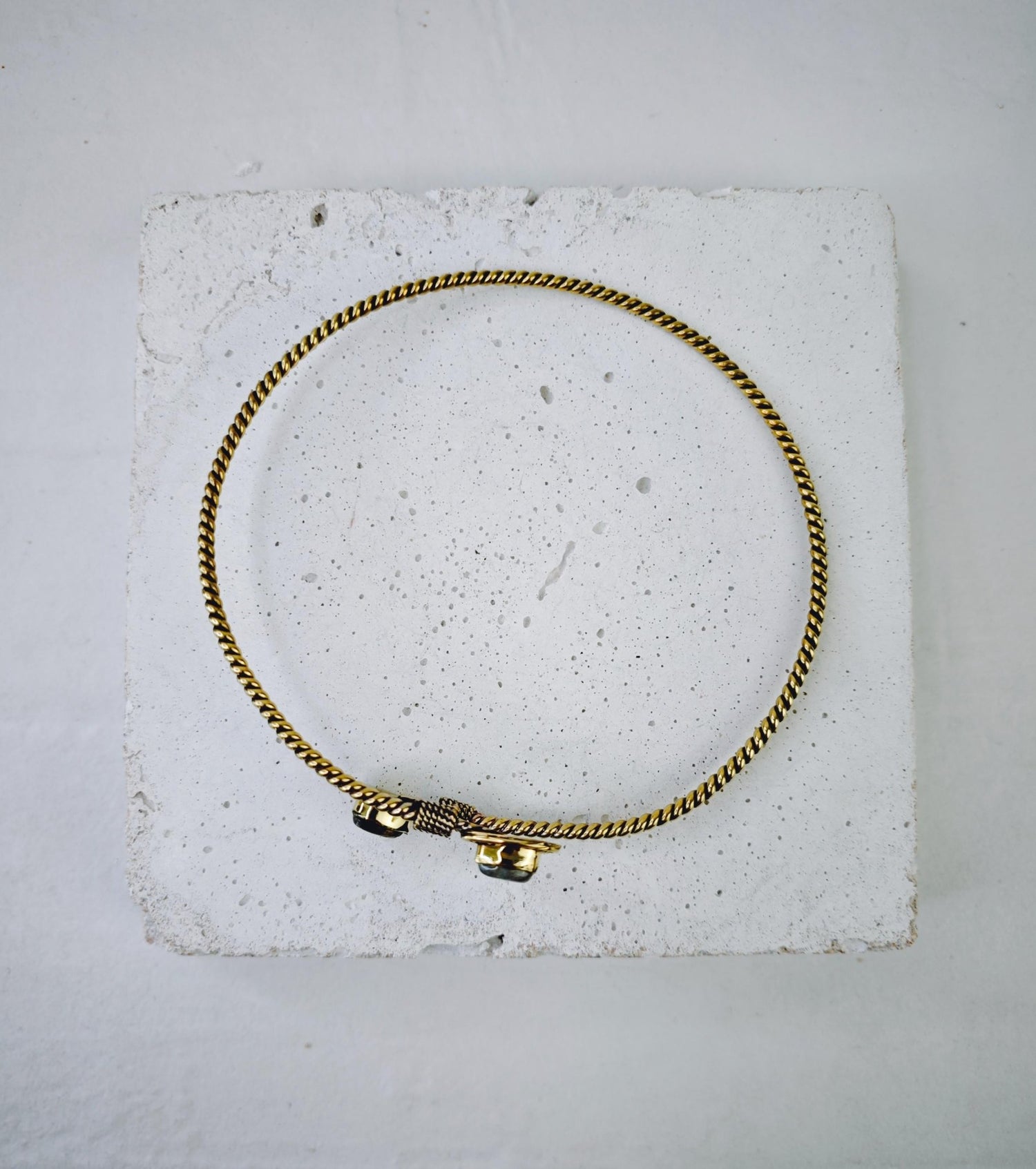 Goldener verstellbarer Oberarmreif, Twisted, Tropfen Labradorit, Oberarm Armreif aus Messing, Boho Hippie Oberarm Armband - CocosyBerlin