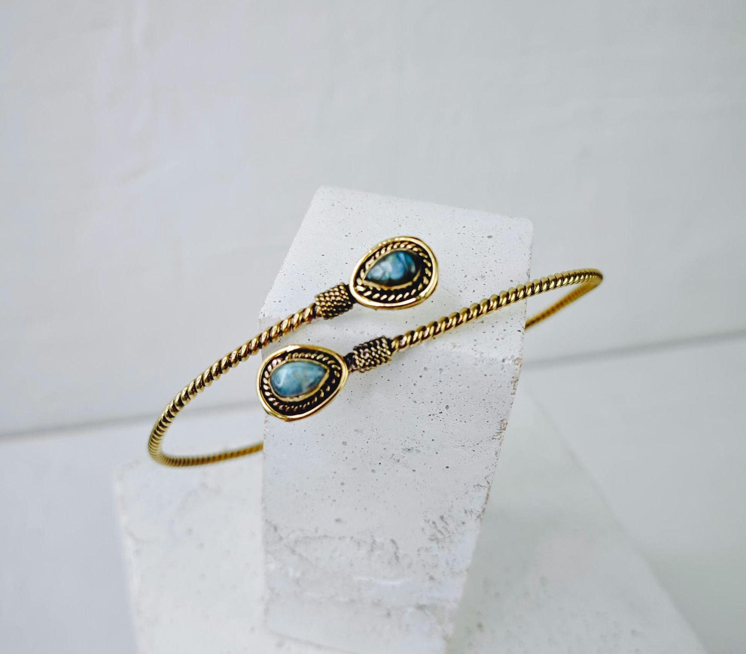 Bracelet de bras réglable doré, torsadé, labradorite goutte, bracelet de bras supérieur en laiton, bracelet de bras supérieur bohème hippie