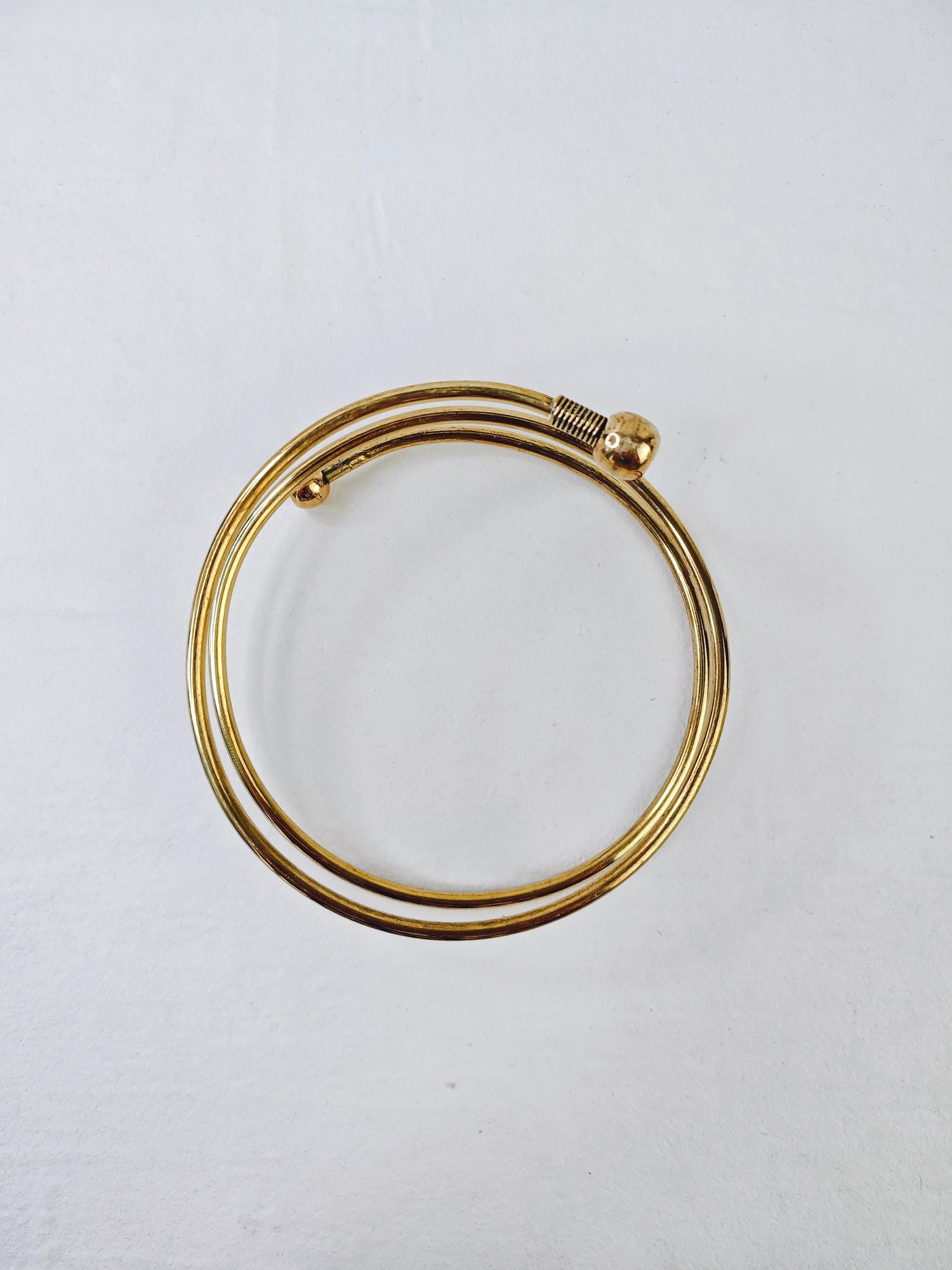 Goldener verstellbarer Oberarmreif, Spirale Oberarm Armreif aus Messing, Bali Boho Oberarmreif, Hippie Festival Oberarm Armband