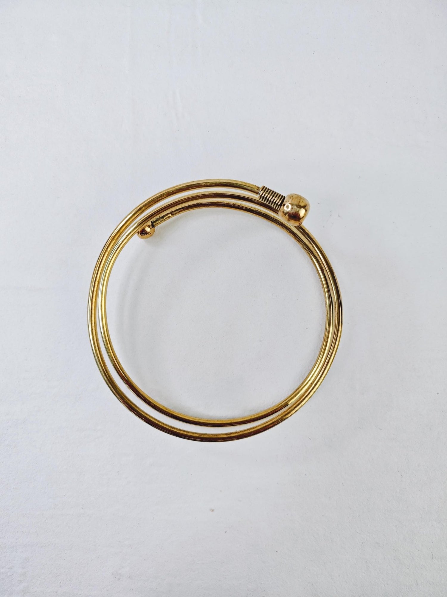 Goldener verstellbarer Oberarmreif, Spirale Oberarm Armreif aus Messing, Bali Boho Oberarmreif, Hippie Festival Oberarm Armband - CocosyBerlin