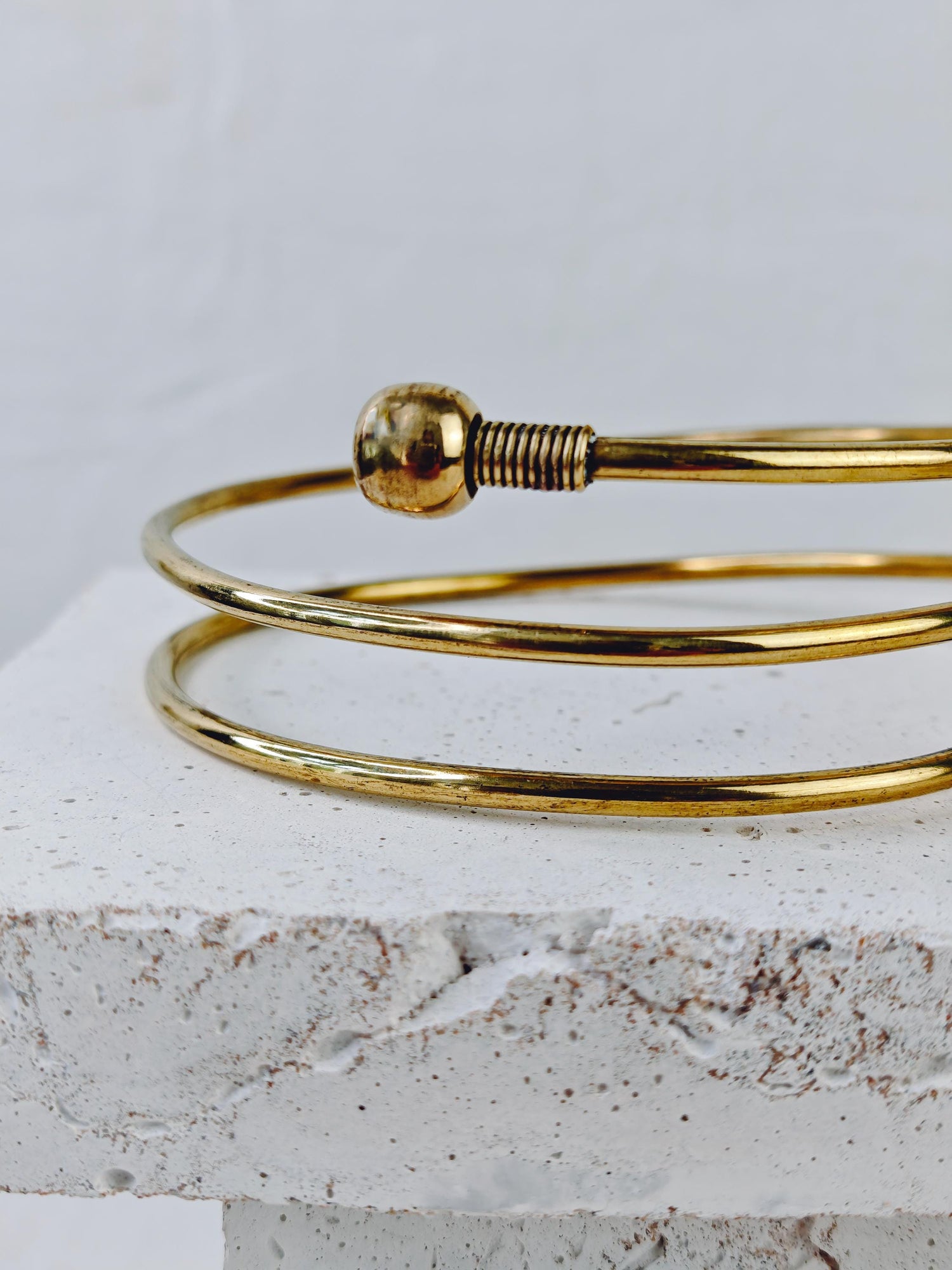 Goldener verstellbarer Oberarmreif, Spirale Oberarm Armreif aus Messing, Bali Boho Oberarmreif, Hippie Festival Oberarm Armband