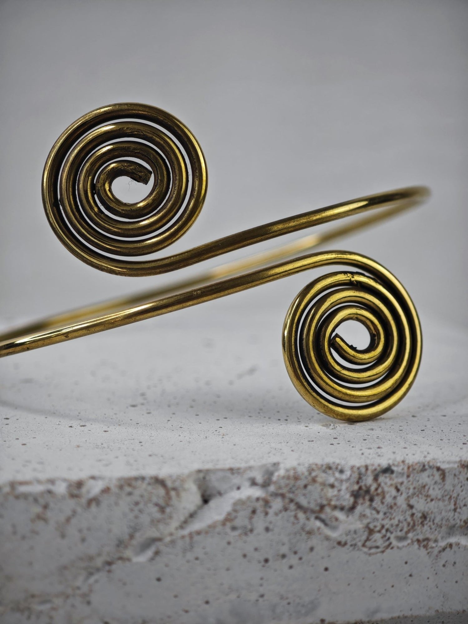 Goldener verstellbarer Oberarmreif, Spirale Armreif aus Messing, Bali Boho Oberarmreif, Festival Oberarm Armband, Statement Armreif gold - CocosyBerlin