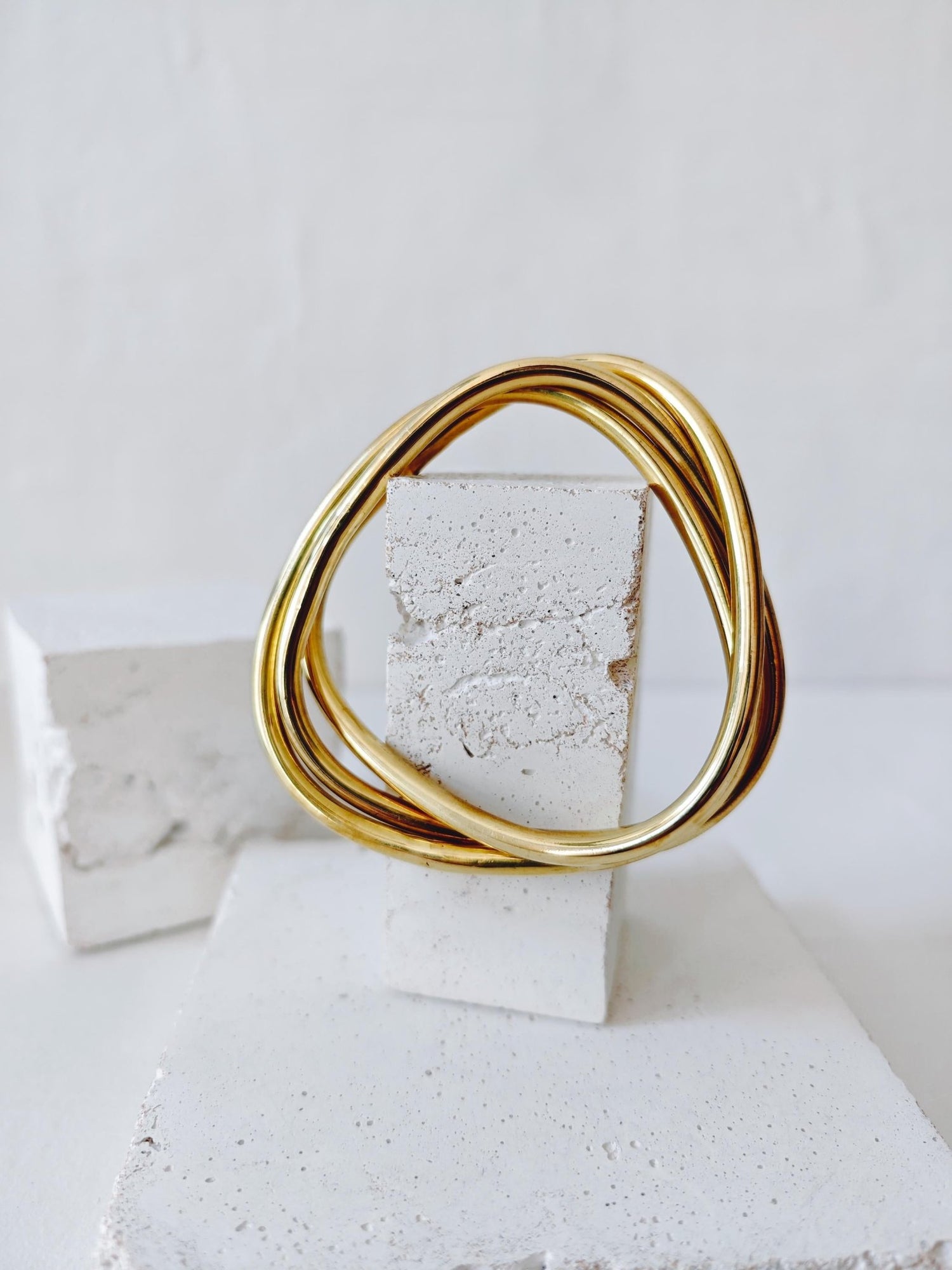 Chunky Armband aus goldenem Messing, Statement Armband, breite Armreife, Tribal goldener Armreif aus 3 Reifen, Trio Armband in Dreieck Form - CocosyBerlin