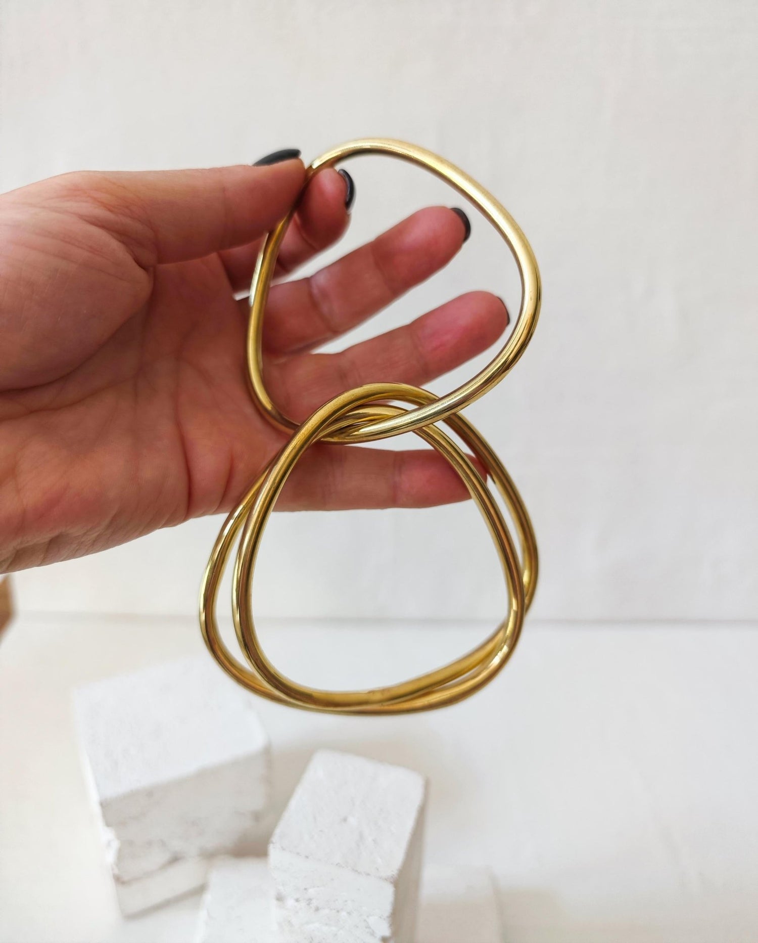 Chunky Armband aus goldenem Messing, Statement Armband, breite Armreife, Tribal goldener Armreif aus 3 Reifen, Trio Armband in Dreieck Form - CocosyBerlin