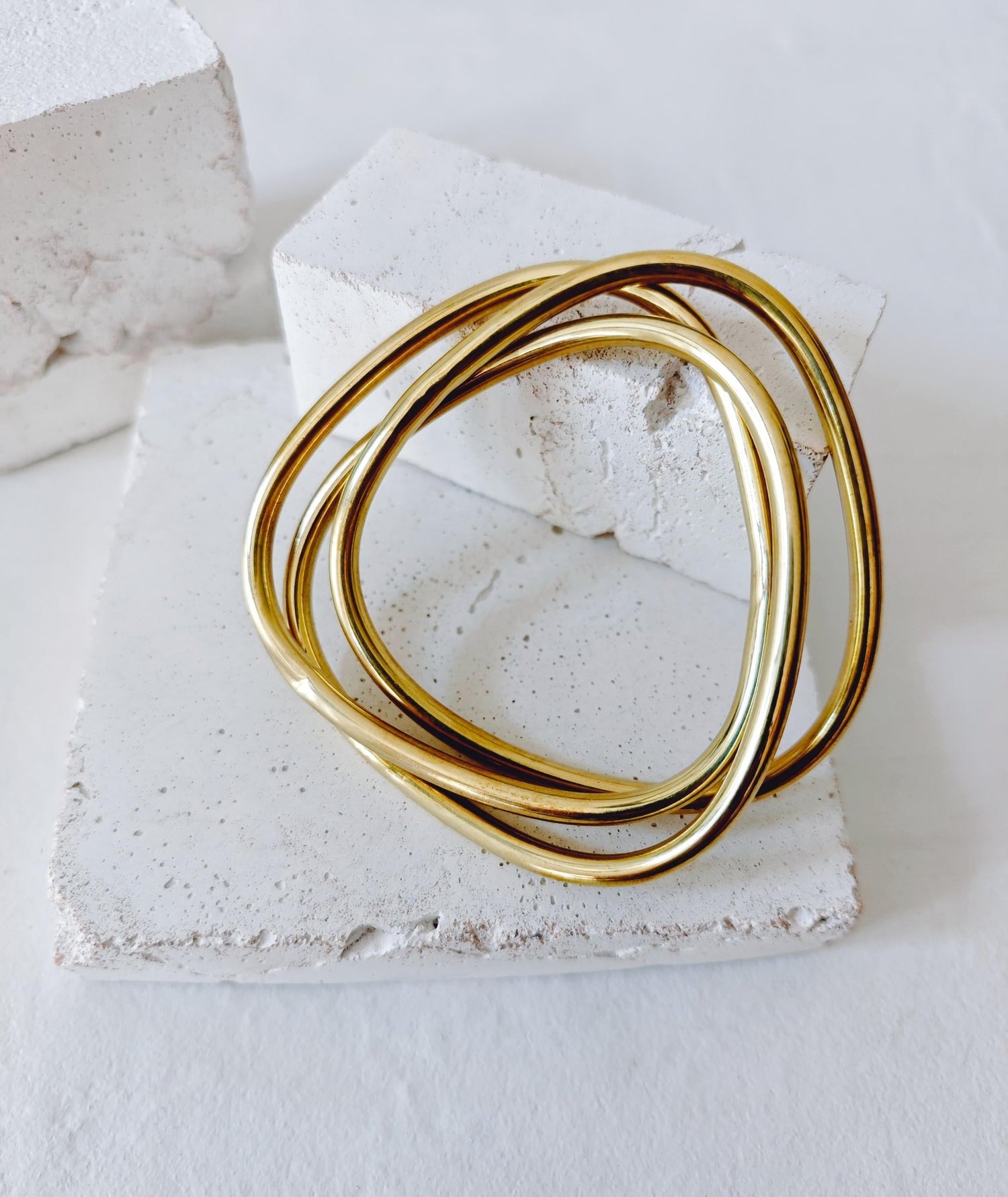 Chunky Armband aus goldenem Messing, Statement Armband, breite Armreife, Tribal goldener Armreif aus 3 Reifen, Trio Armband in Dreieck Form - CocosyBerlin