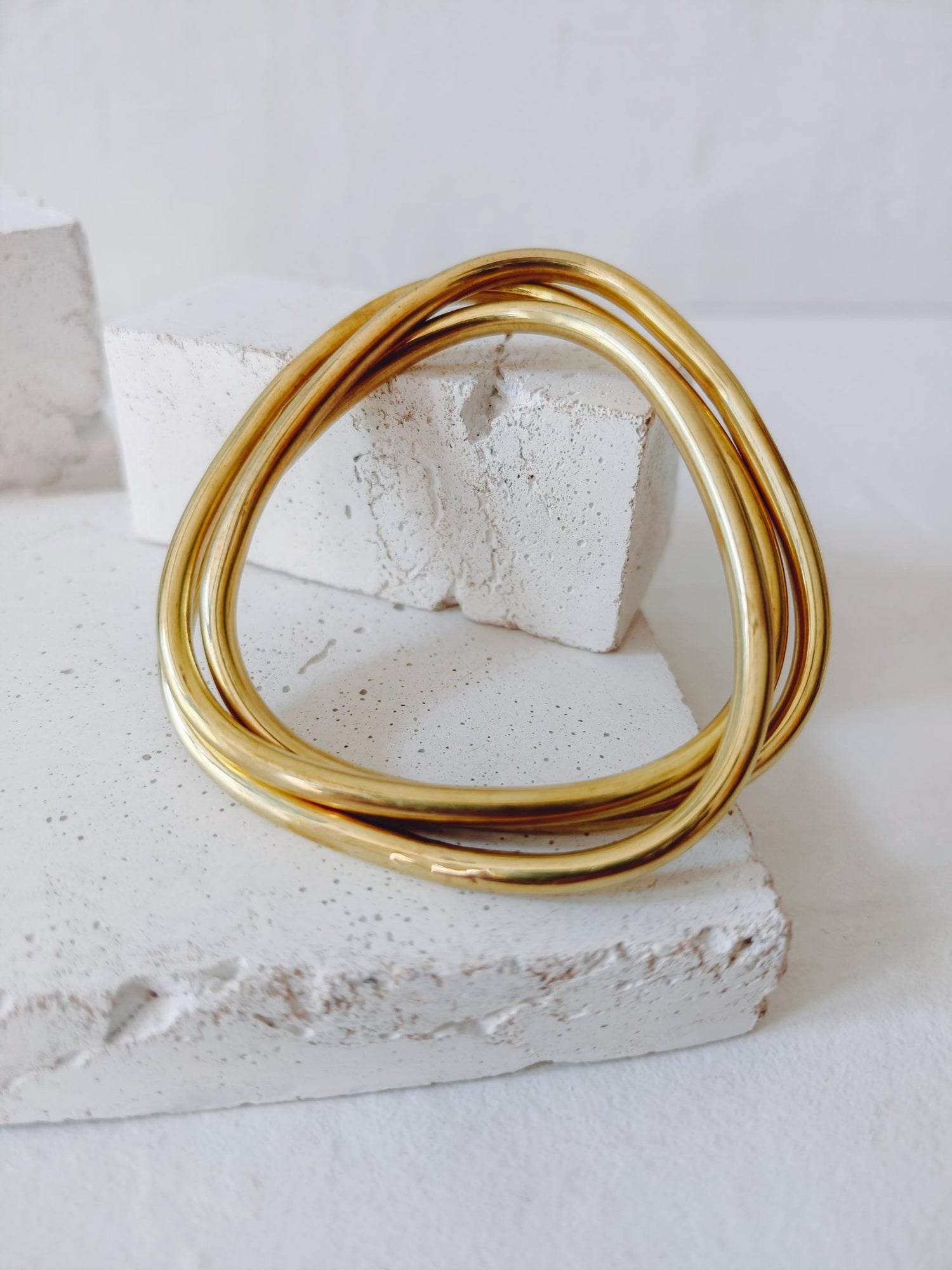 Chunky Armband aus goldenem Messing, Statement Armband, breite Armreife, Tribal goldener Armreif aus 3 Reifen, Trio Armband in Dreieck Form - CocosyBerlin