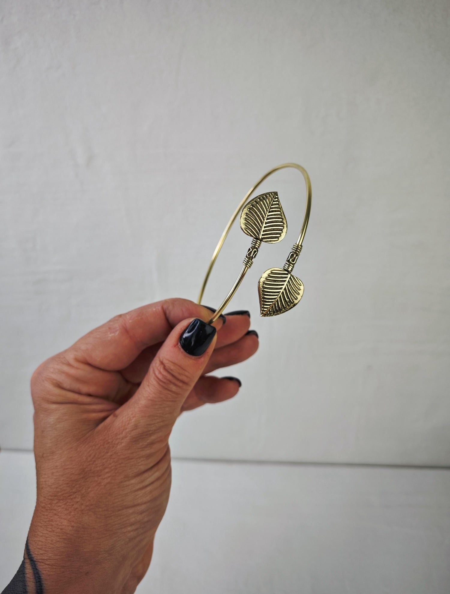 Goldener verstellbarer Oberarmreif, Blatt, Blätter Armreif aus Messing, Boho Oberarmreif, Festival Oberarm Armband, Elfe Natur Armreif gold