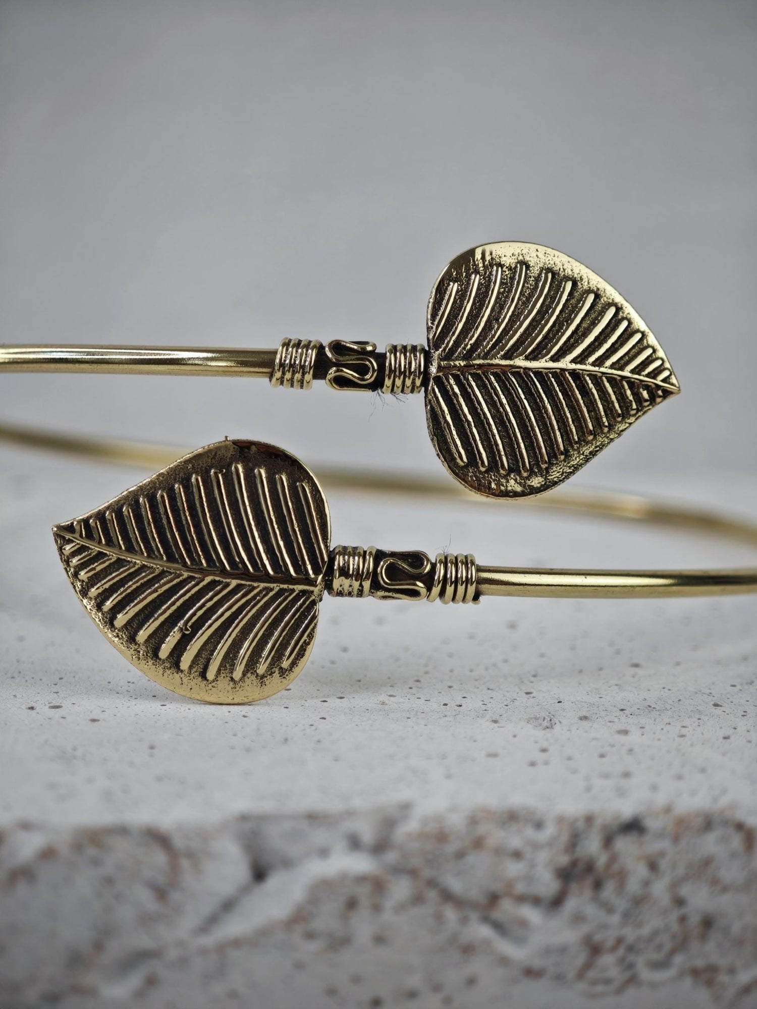Goldener verstellbarer Oberarmreif, Blatt, Blätter Armreif aus Messing, Boho Oberarmreif, Festival Oberarm Armband, Elfe Natur Armreif gold - CocosyBerlin