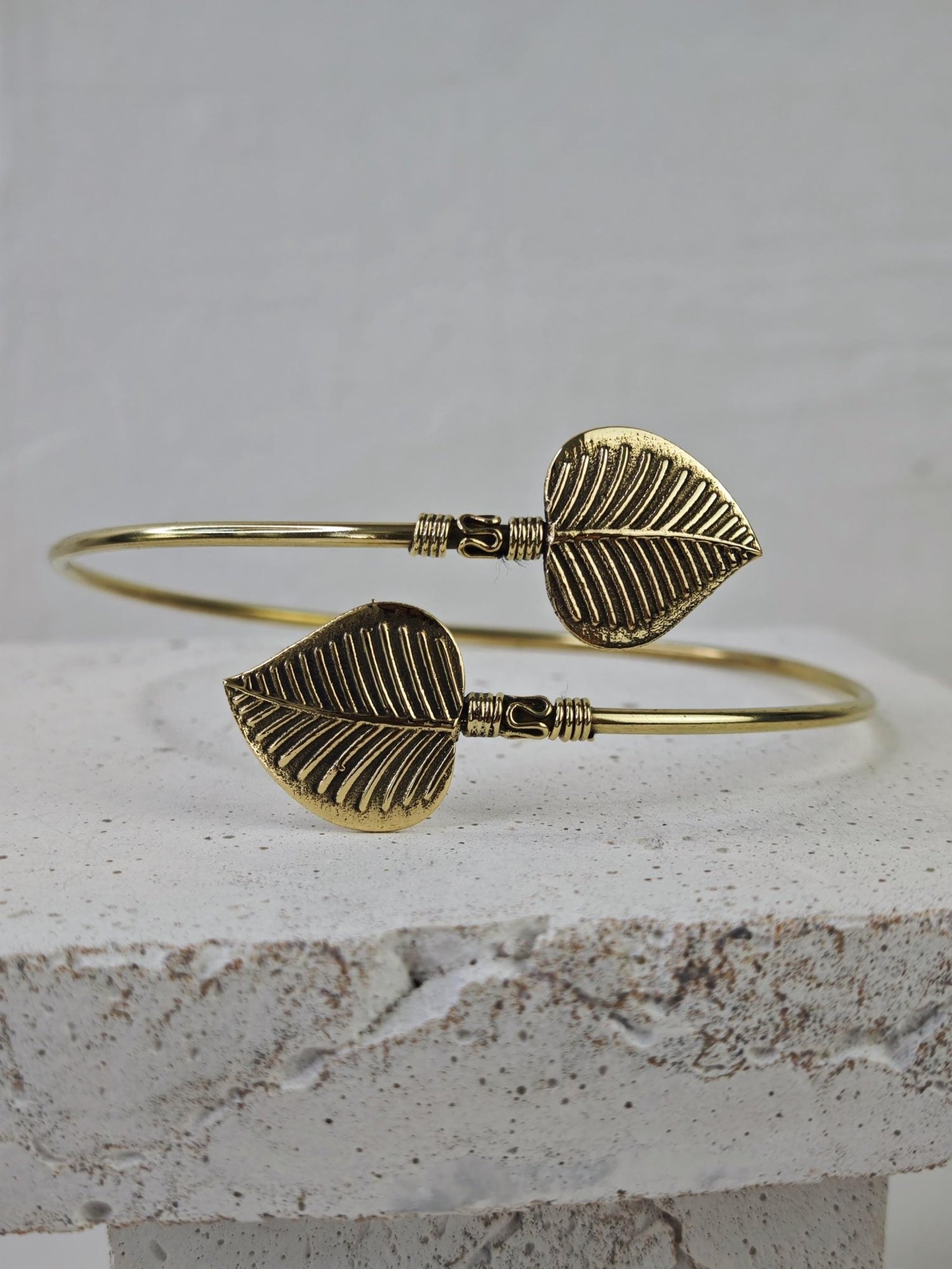 Goldener verstellbarer Oberarmreif, Blatt, Blätter Armreif aus Messing, Boho Oberarmreif, Festival Oberarm Armband, Elfe Natur Armreif gold - CocosyBerlin