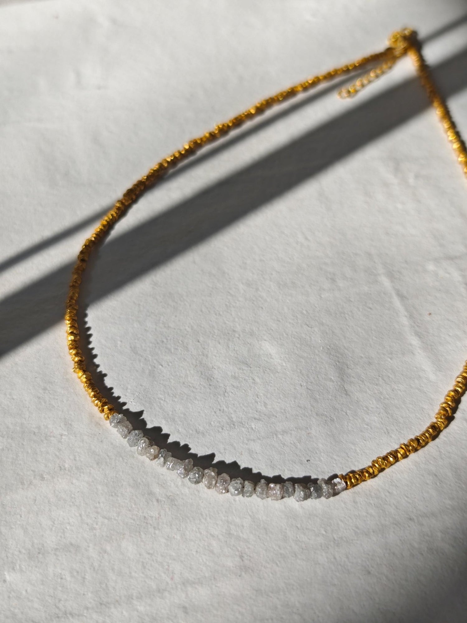 Ashes & Gold - Rohdiamant Halskette, 925 Silver 18K vergoldete Nugget Perlen, Roh Diamanten Chocker, Diamant Collier, Edelstein Halskette - CocosyBerlin