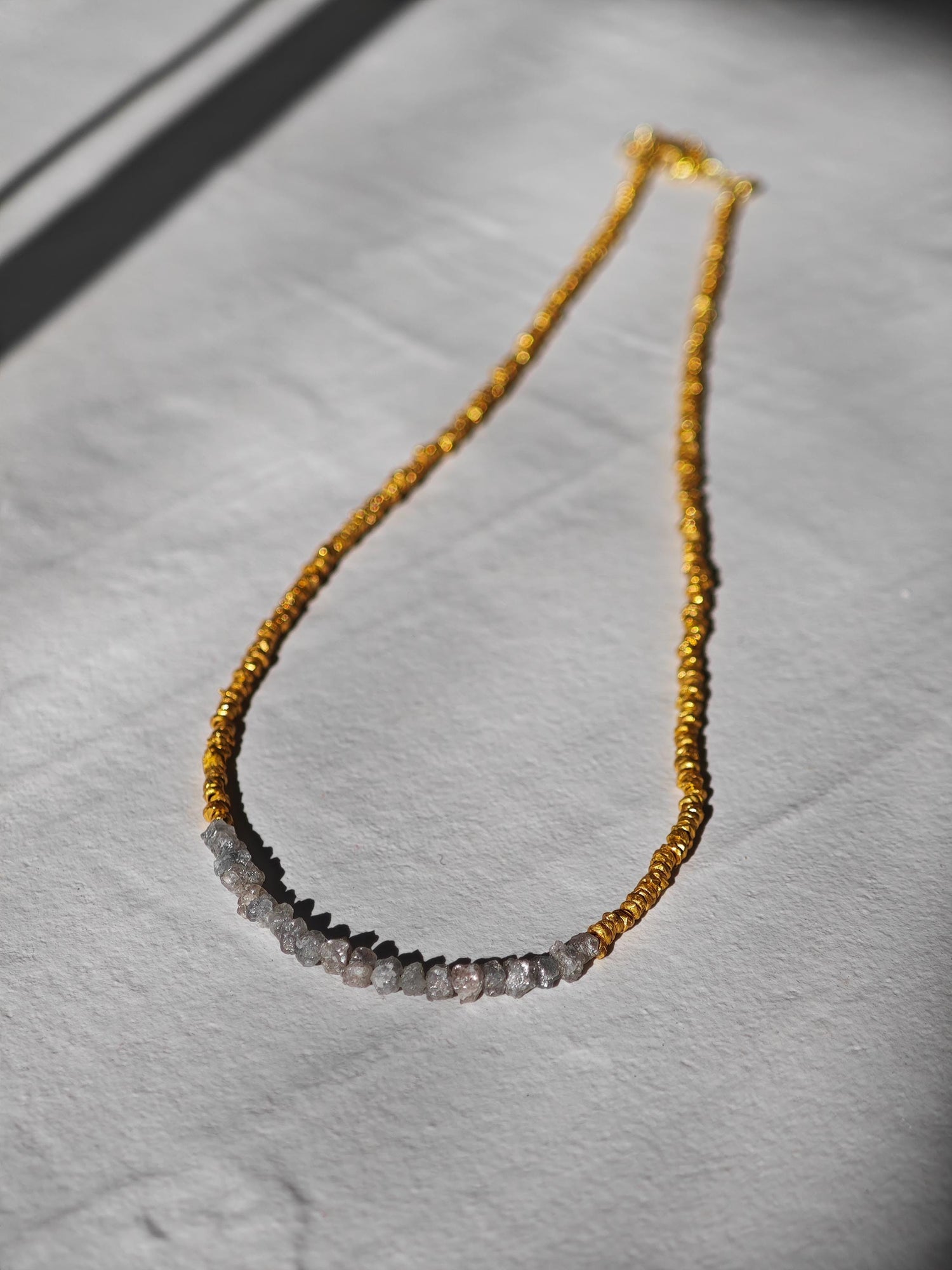 Ashes & Gold - Rohdiamant Halskette, 925 Silver 18K vergoldete Nugget Perlen, Roh Diamanten Chocker, Diamant Collier, Edelstein Halskette