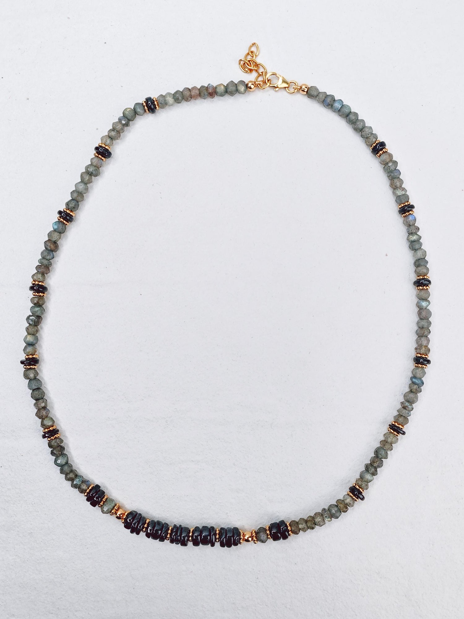 Midnight Glow - Labradorit und Onyx Halskette mit 18 Karat vergoldeten Siilber Perlen, Halskette