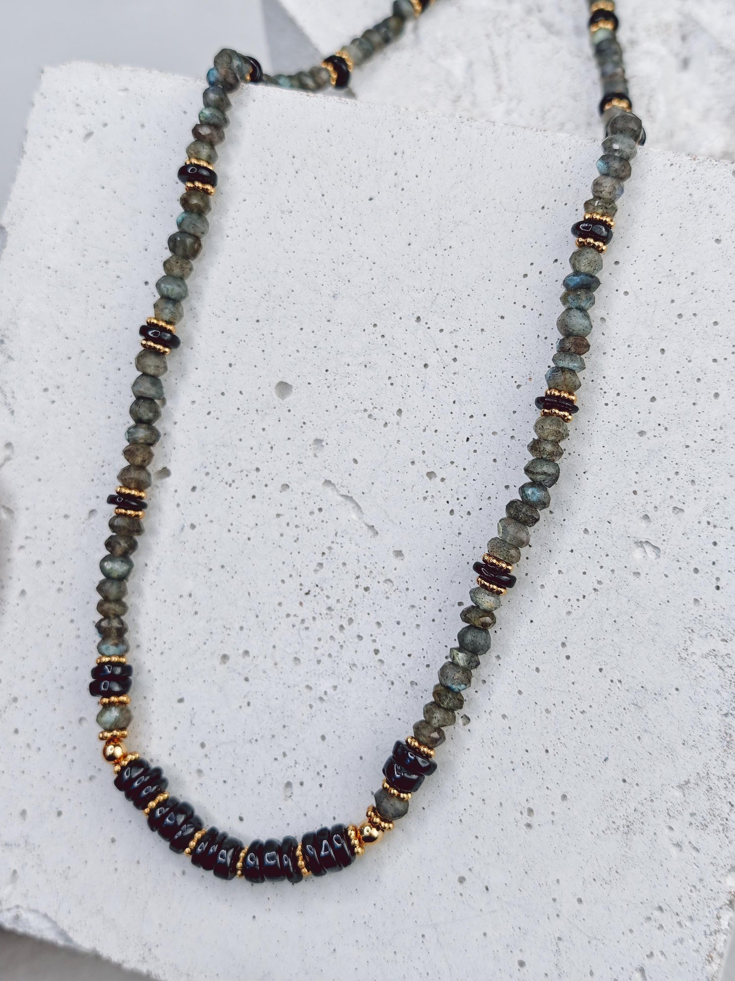 Midnight Glow - Labradorit und Onyx Halskette mit 18 Karat vergoldeten Siilber Perlen, Halskette