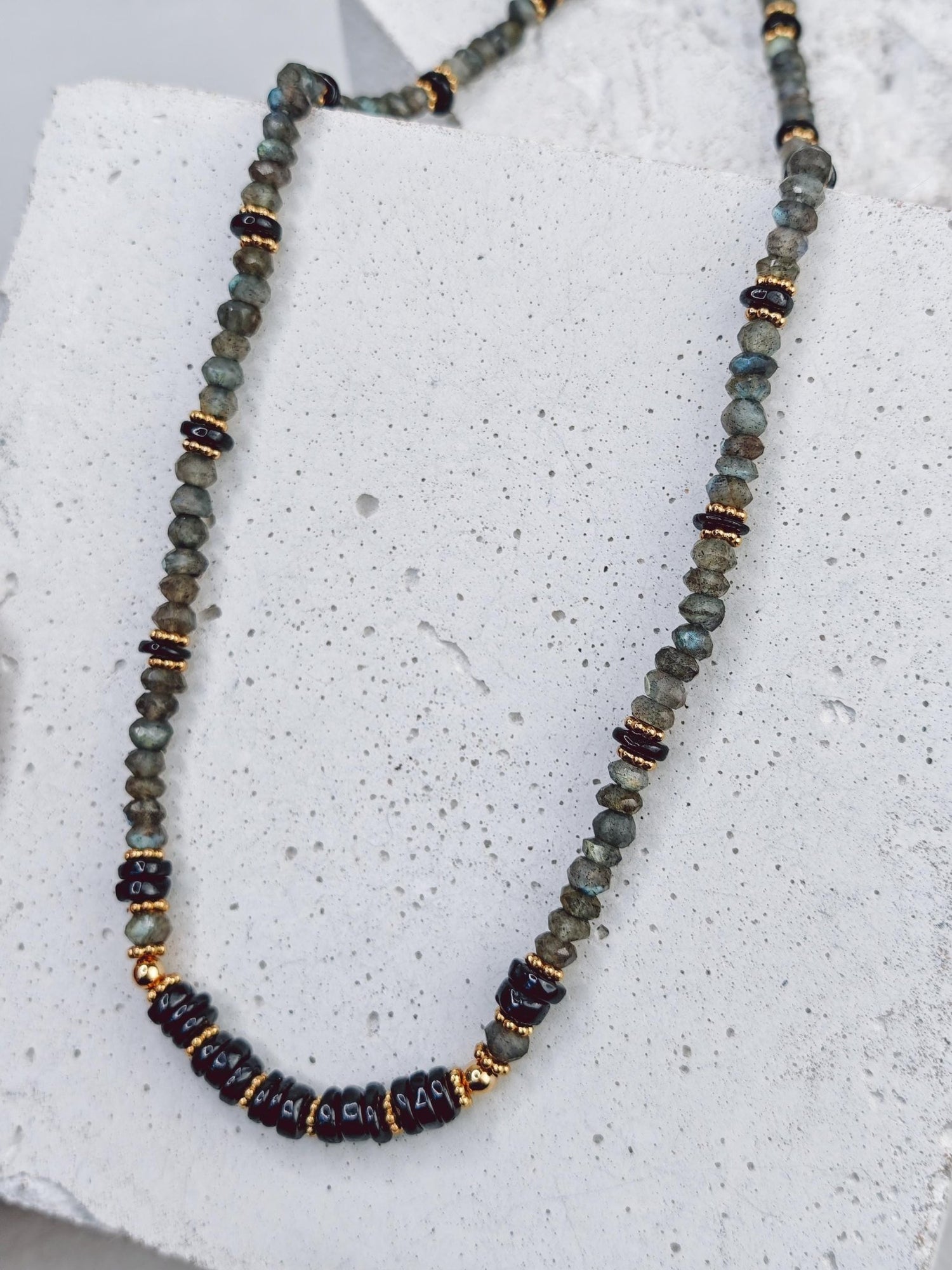 Midnight Glow - Labradorit und Onyx Halskette mit 18 Karat vergoldeten Siilber Perlen, Halskette - CocosyBerlin