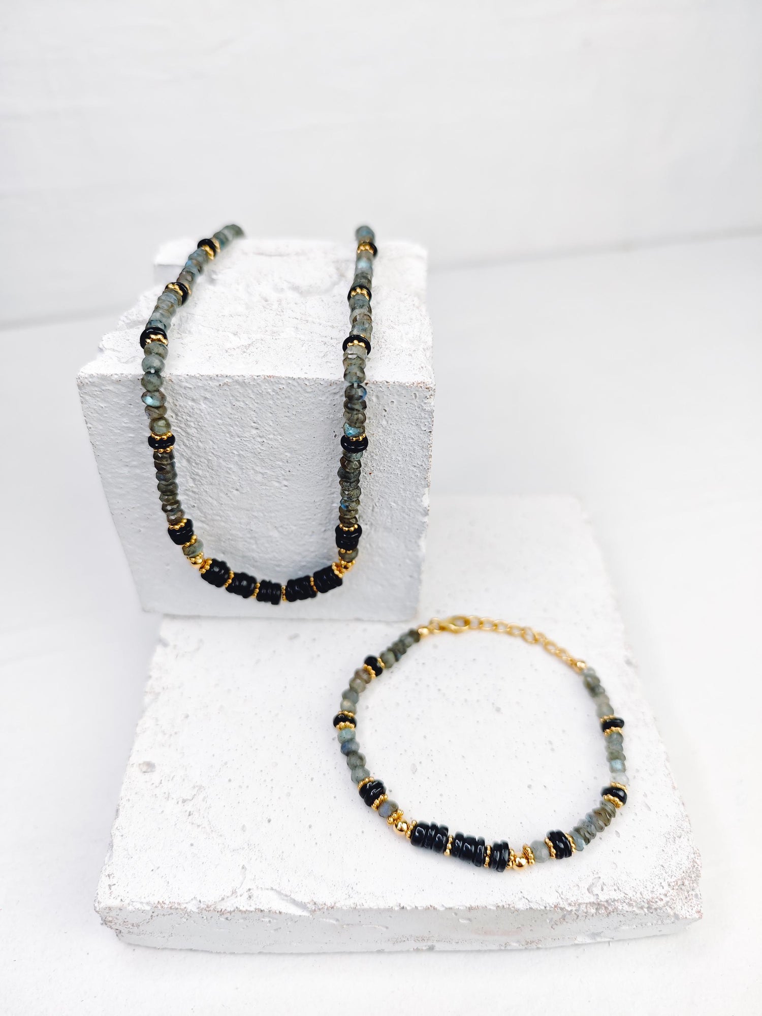 Midnight Glow - Onyx und Labradorit Armband mit vergoldeten Silberperlen, Perlenarmband 925 Silber mit 18K Vergoldung