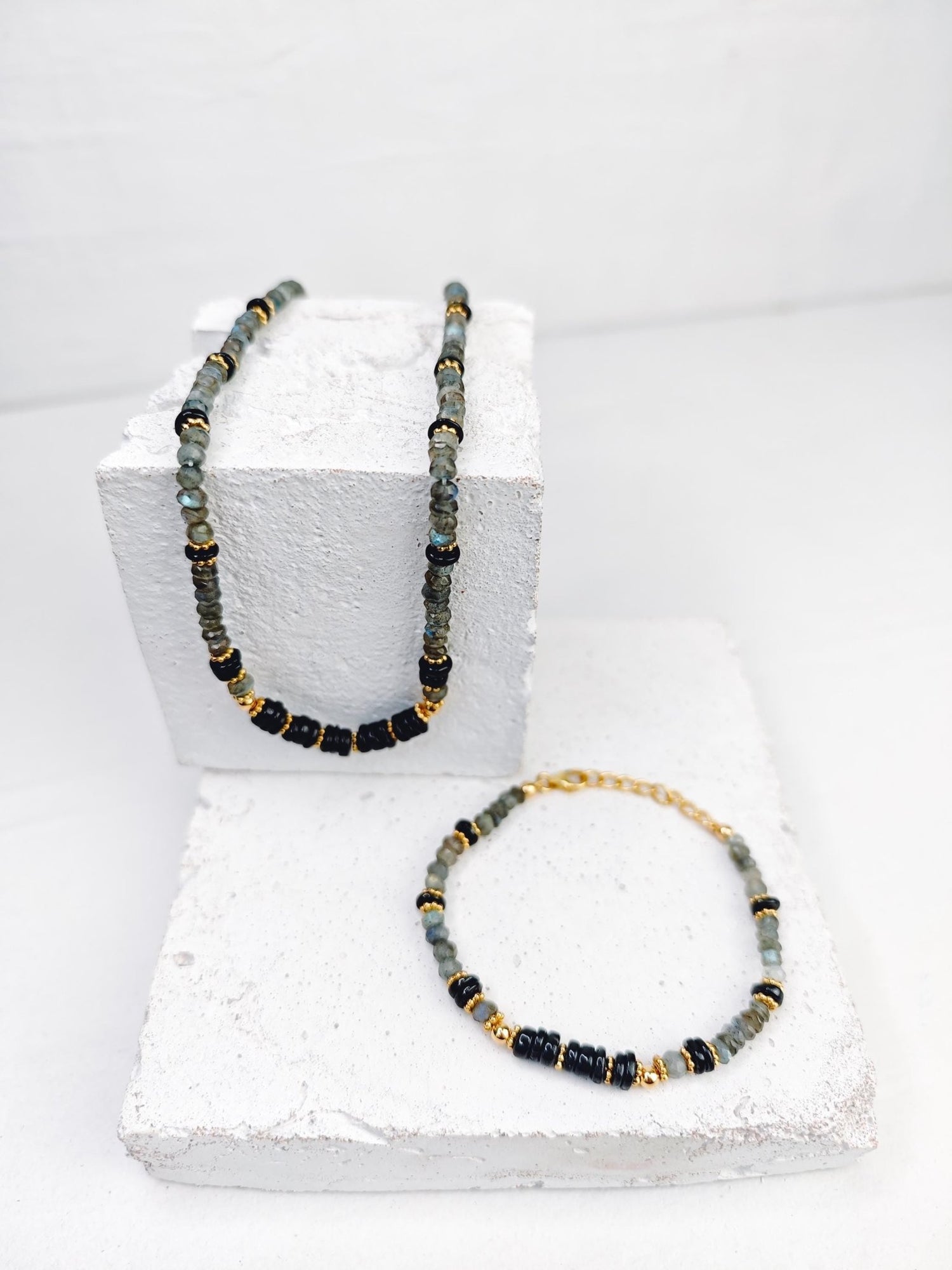 Midnight Glow - Labradorit und Onyx Halskette mit 18 Karat vergoldeten Siilber Perlen, Halskette - CocosyBerlin