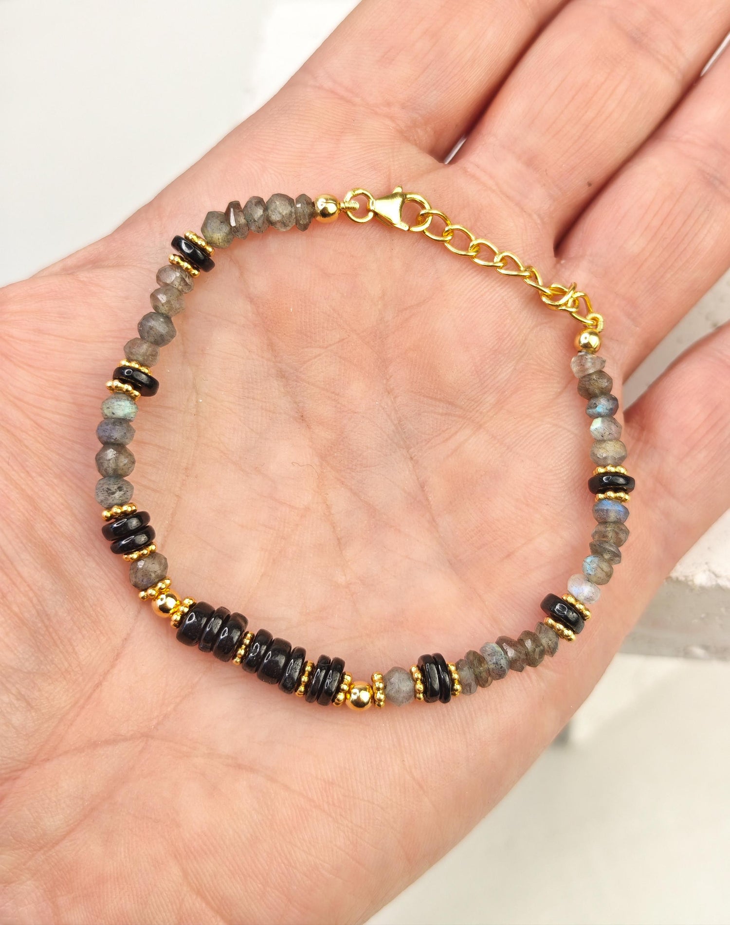 Midnight Glow - Onyx und Labradorit Armband mit vergoldeten Silberperlen, Perlenarmband 925 Silber mit 18K Vergoldung