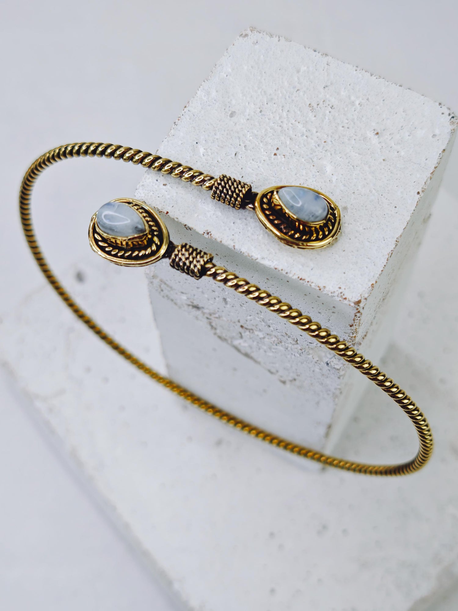 Golden adjustable upper arm bracelet, twisted, drop moonstone, upper arm bangle made of brass, simple minimalist, upper arm bracelet