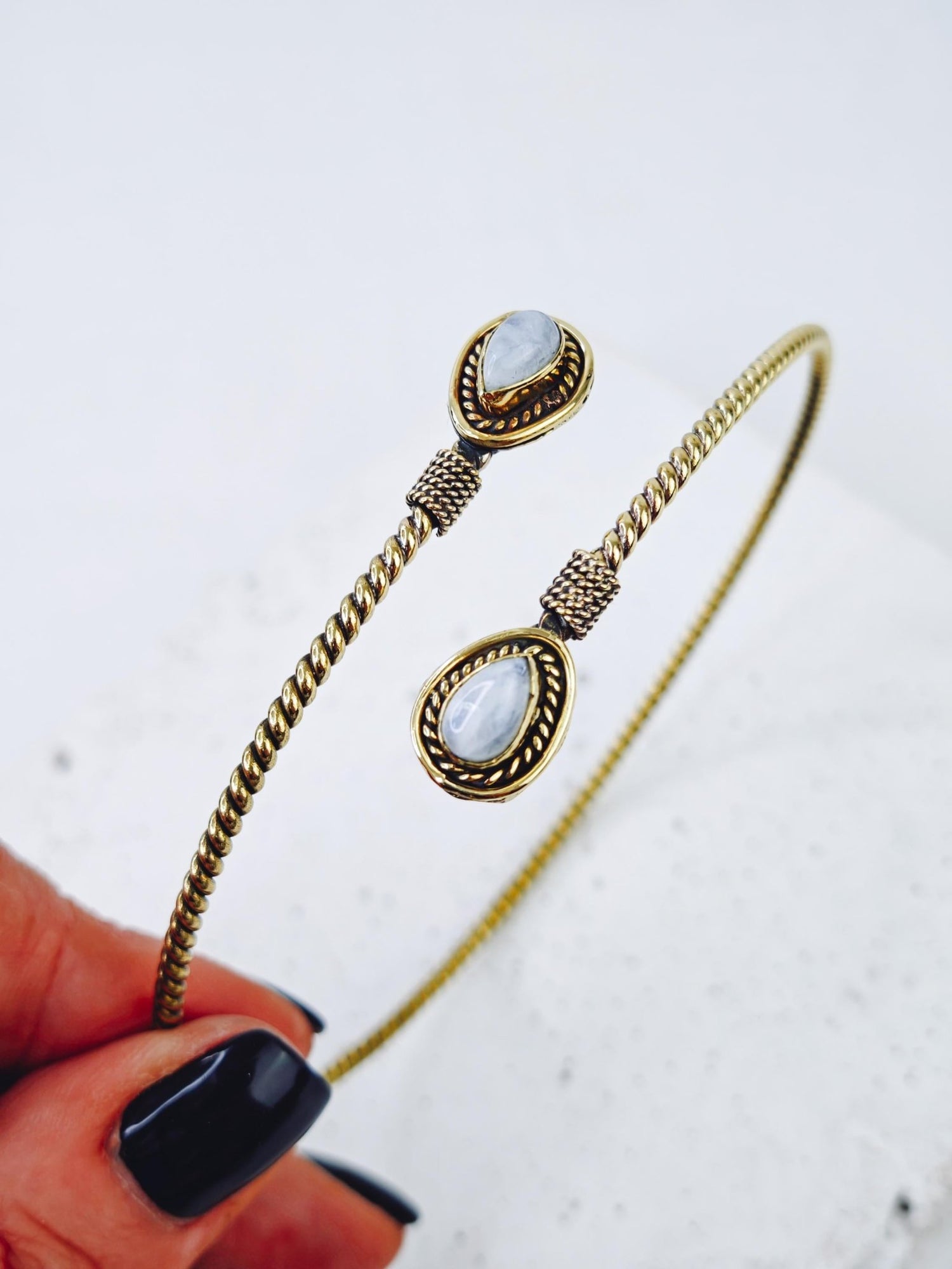 Goldener verstellbarer Oberarmreif, Twisted, Tropfen Mondstein, Oberarm Armreif aus Messing, schlicht minimalistisch, Oberarm Armband - CocosyBerlin