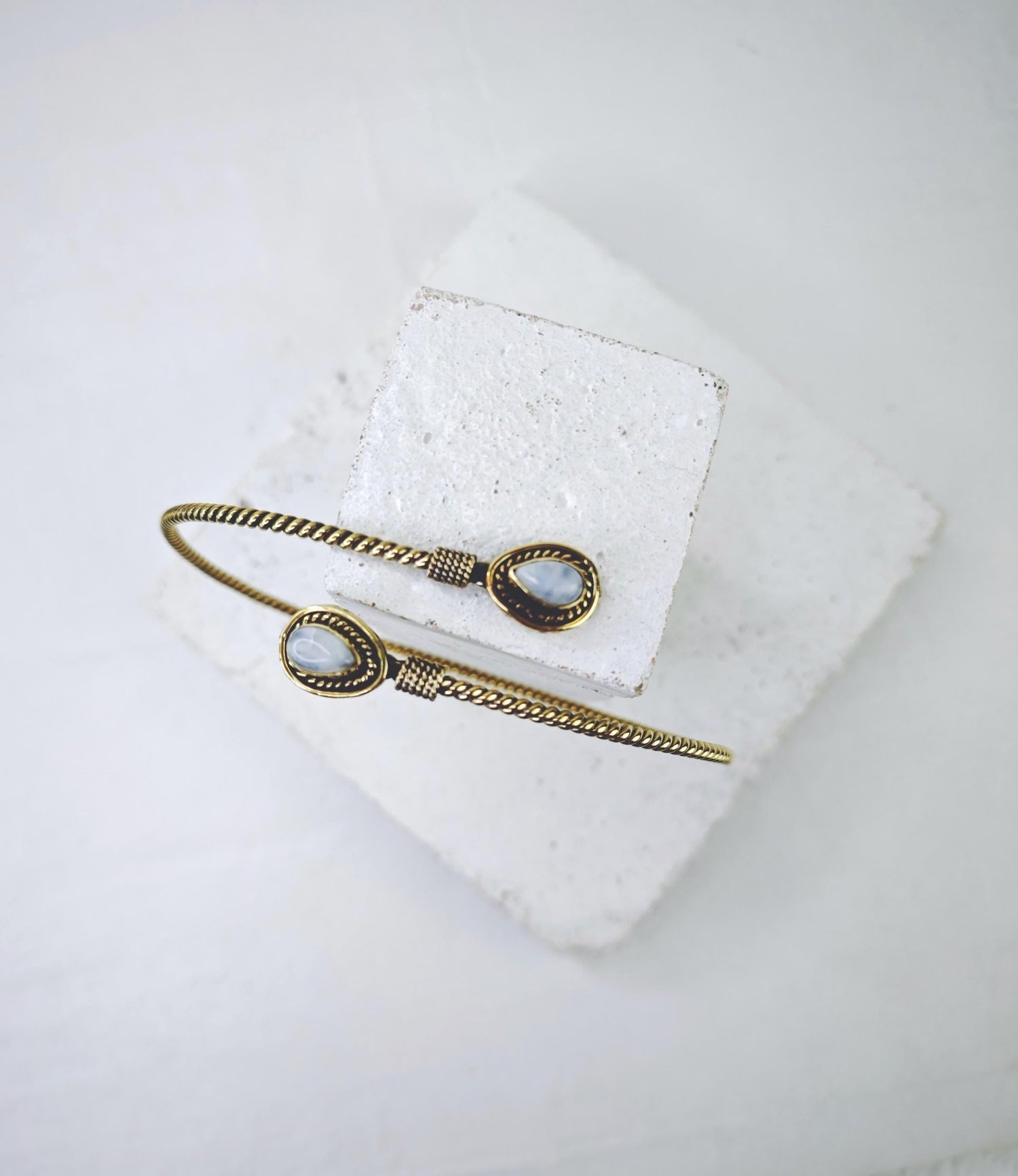 Goldener verstellbarer Oberarmreif, Twisted, Tropfen Mondstein, Oberarm Armreif aus Messing, schlicht minimalistisch, Oberarm Armband - CocosyBerlin