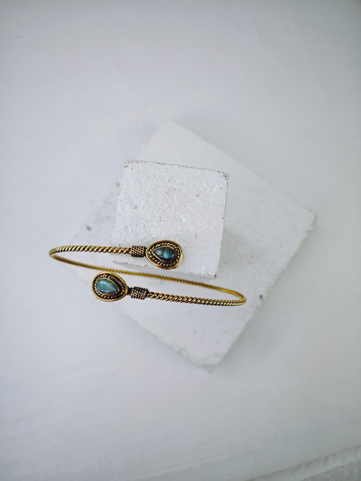 Goldener verstellbarer Oberarmreif, Twisted, Tropfen Labradorit, Oberarm Armreif aus Messing, Boho Hippie Oberarm Armband - CocosyBerlin